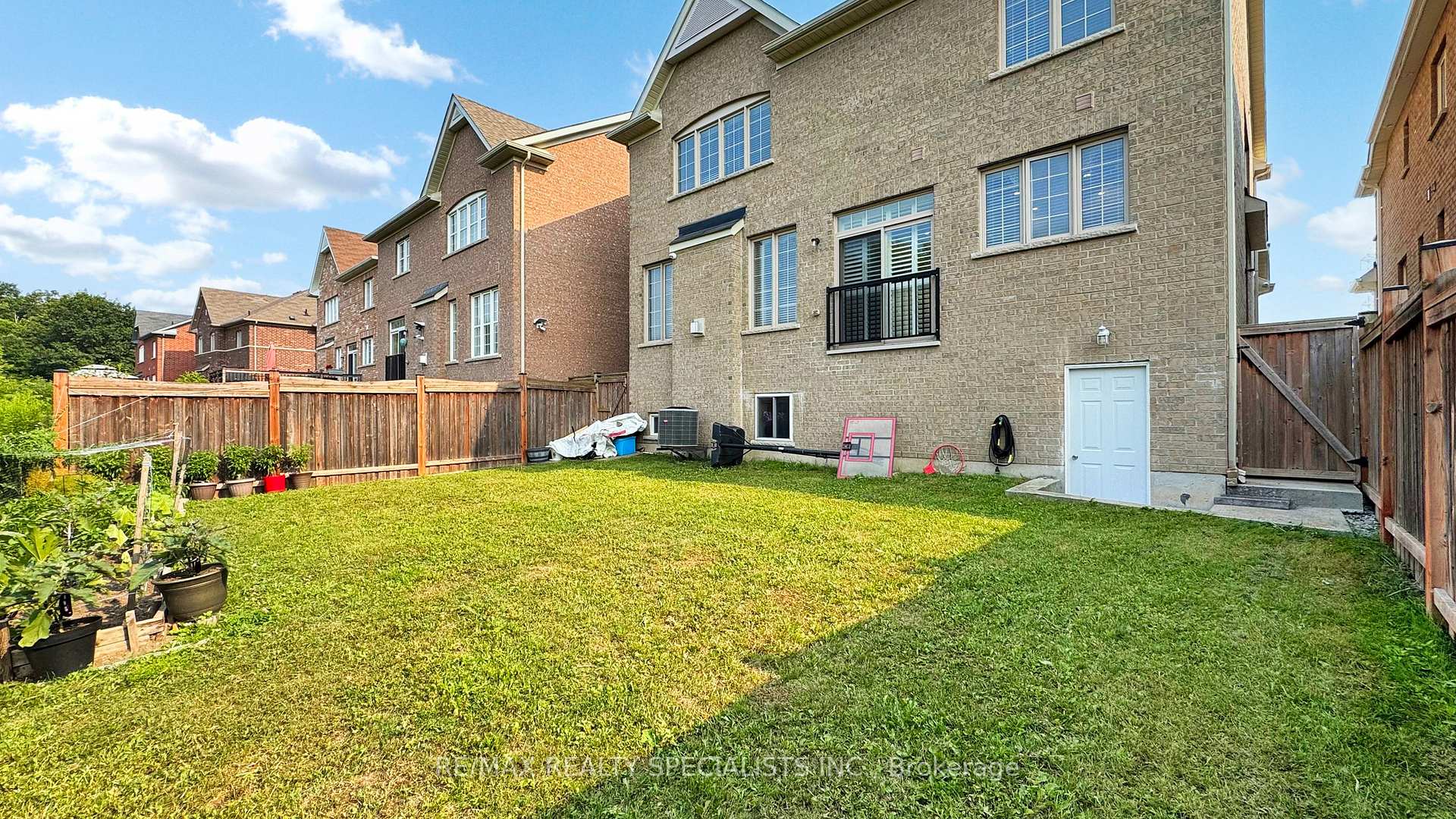 Photo 42 of 53 Heatherglen Drive, Brampton, Credit Valley — HOMEH