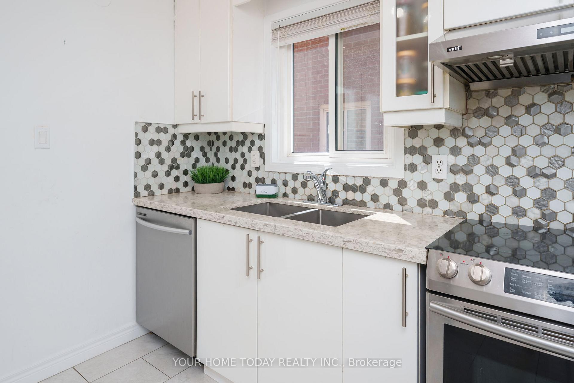 Photo 2 of 18 Alabaster Drive, Brampton, Brampton North — HOMEH