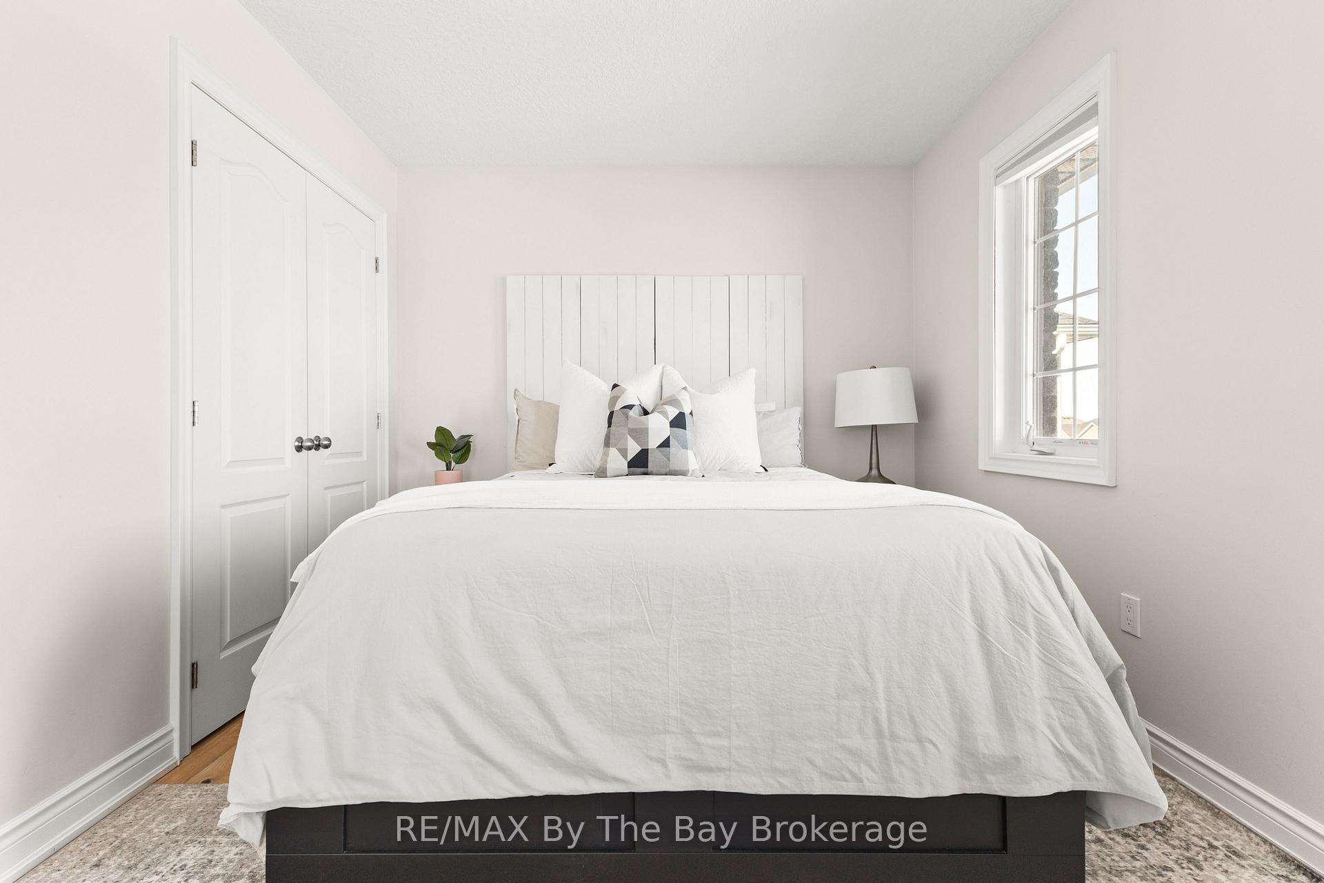 Photo 14 of 77 Lockerbie Crescent, Collingwood — HOMEH