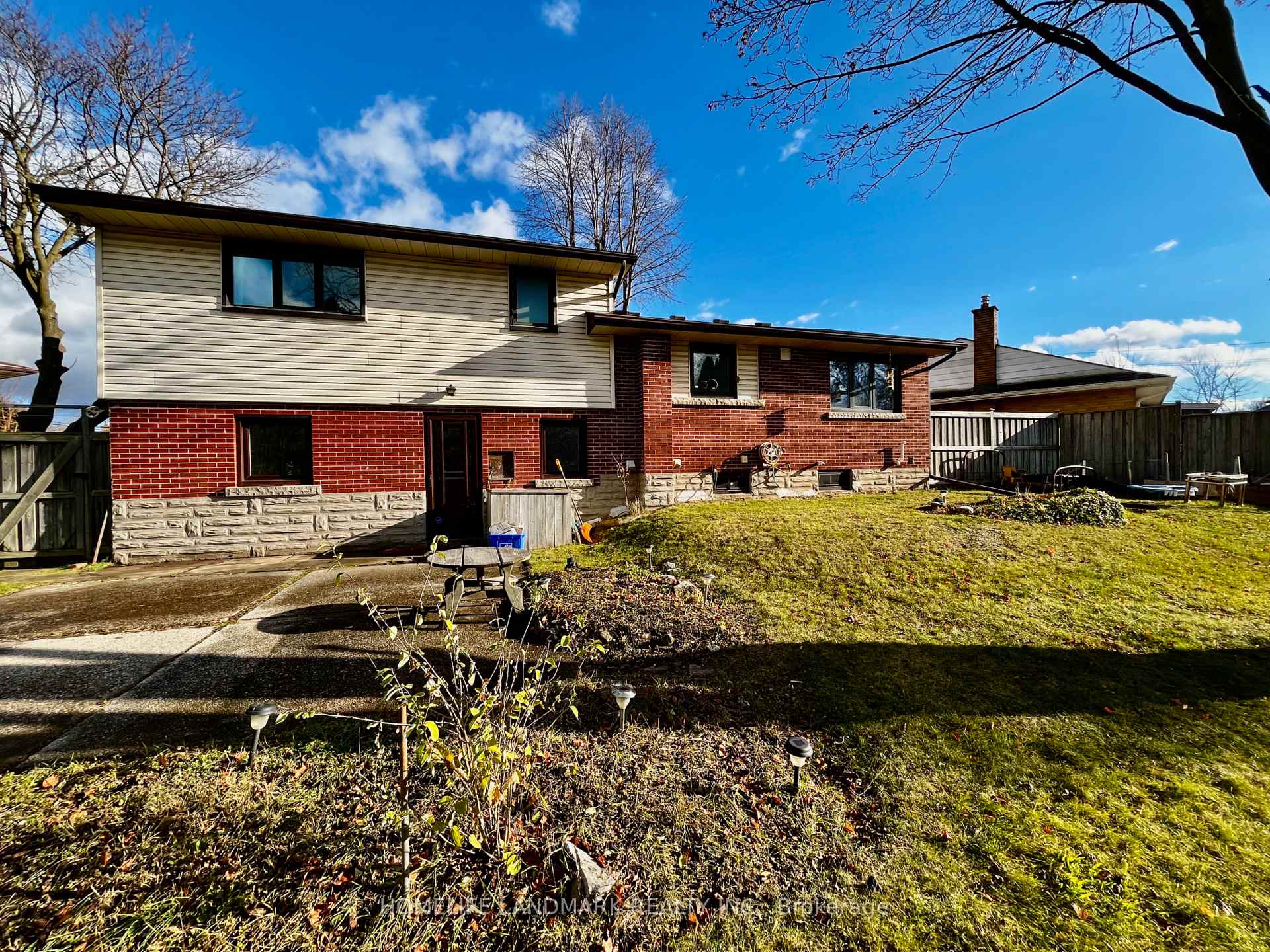 Photo 2 of 288 Cedar Crescent, Cambridge — HOMEH