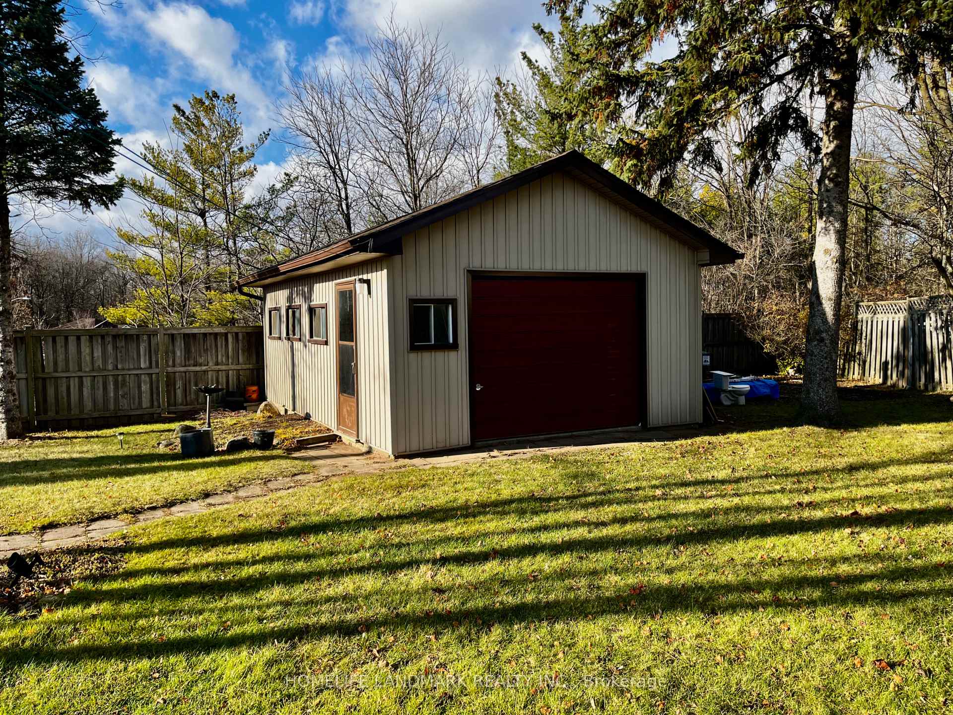 Photo 4 of 288 Cedar Crescent, Cambridge — HOMEH