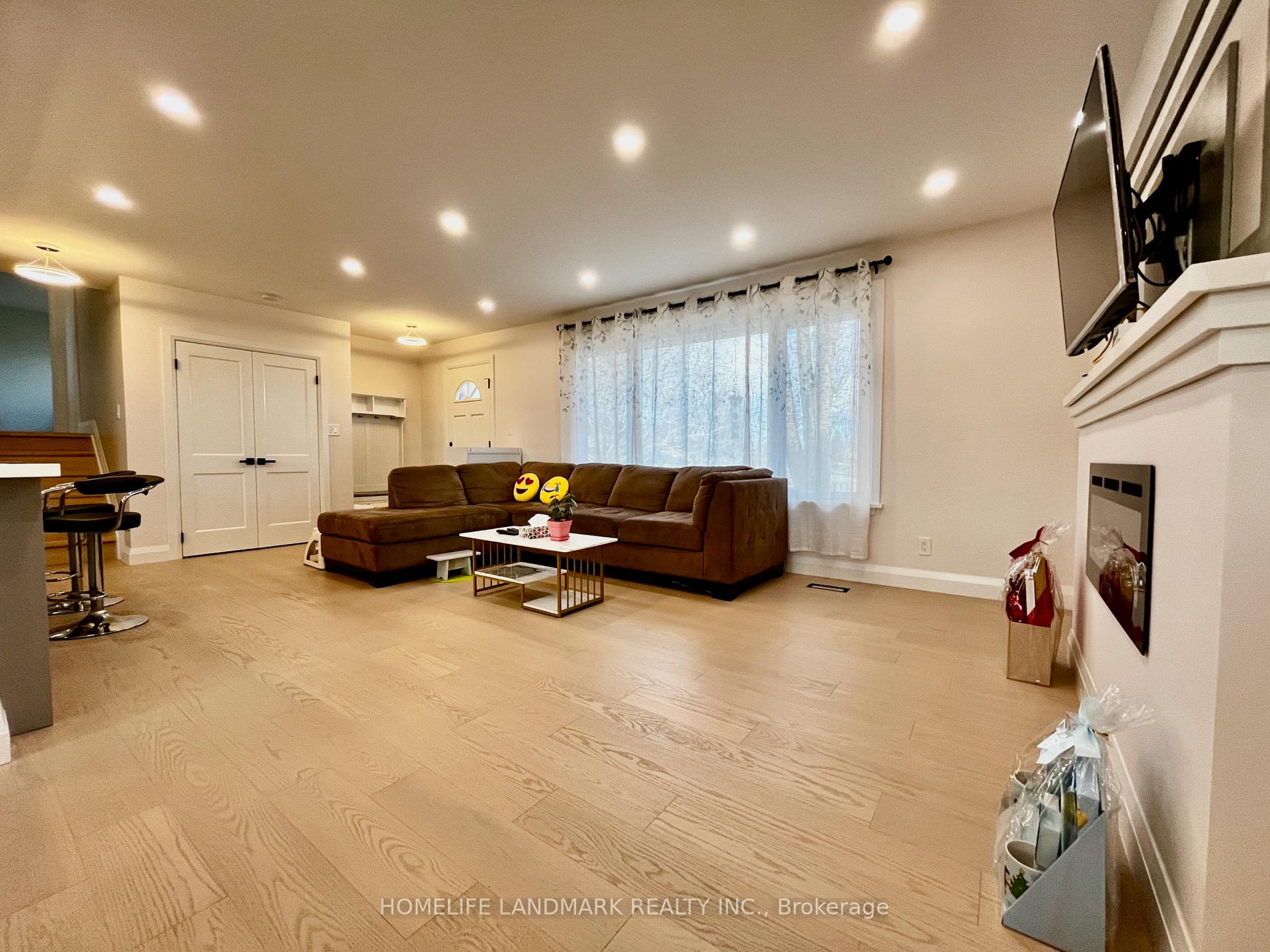 Photo 3 of 288 Cedar Crescent, Cambridge — HOMEH