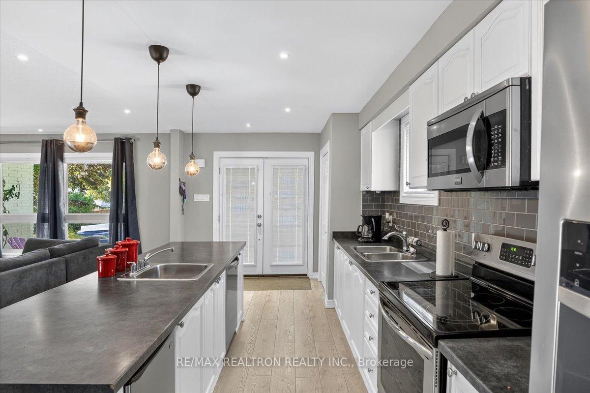 Photo 11 of 48 Roslyn Road, Barrie, Wellington — HOMEH