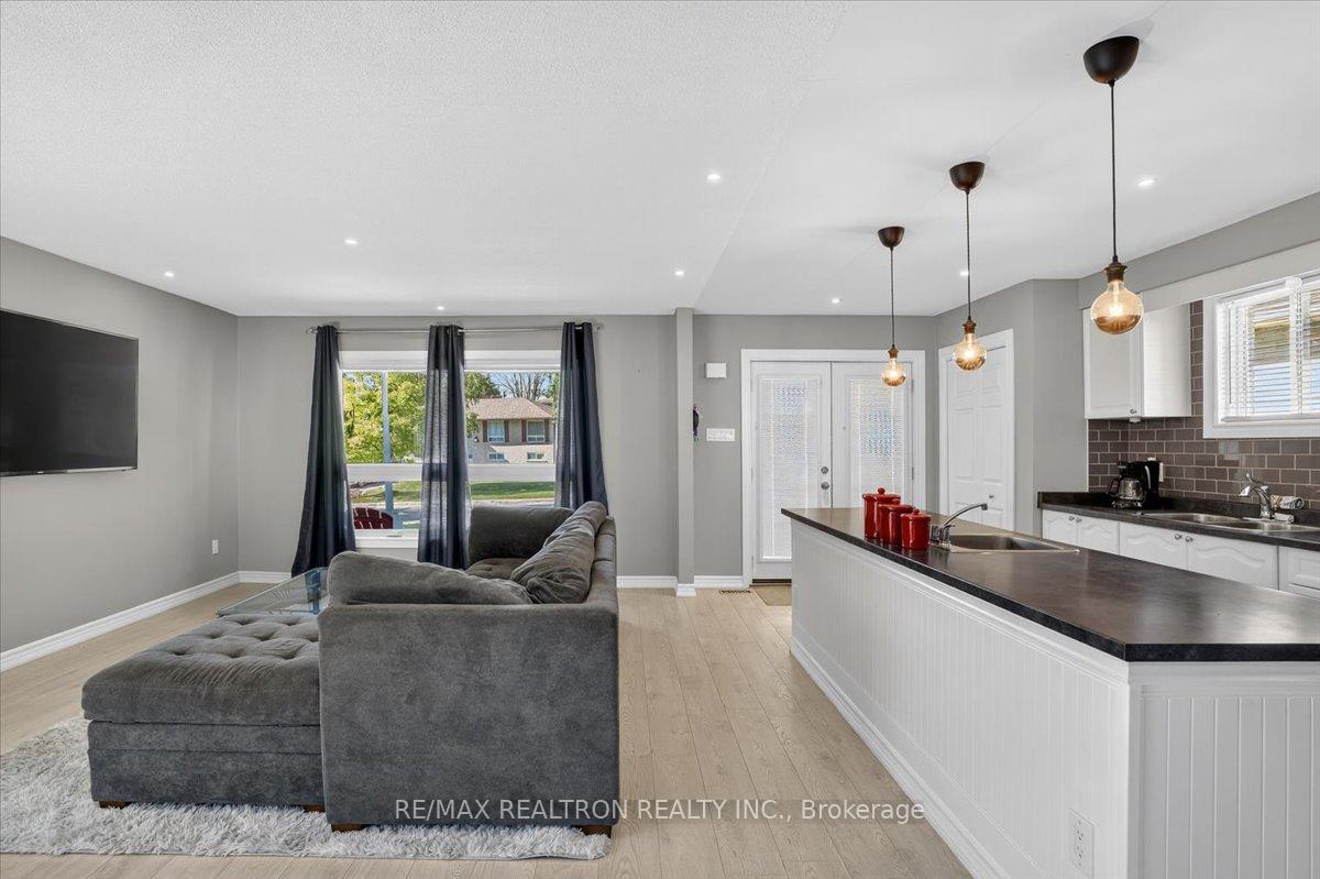 Photo 10 of 48 Roslyn Road, Barrie, Wellington — HOMEH