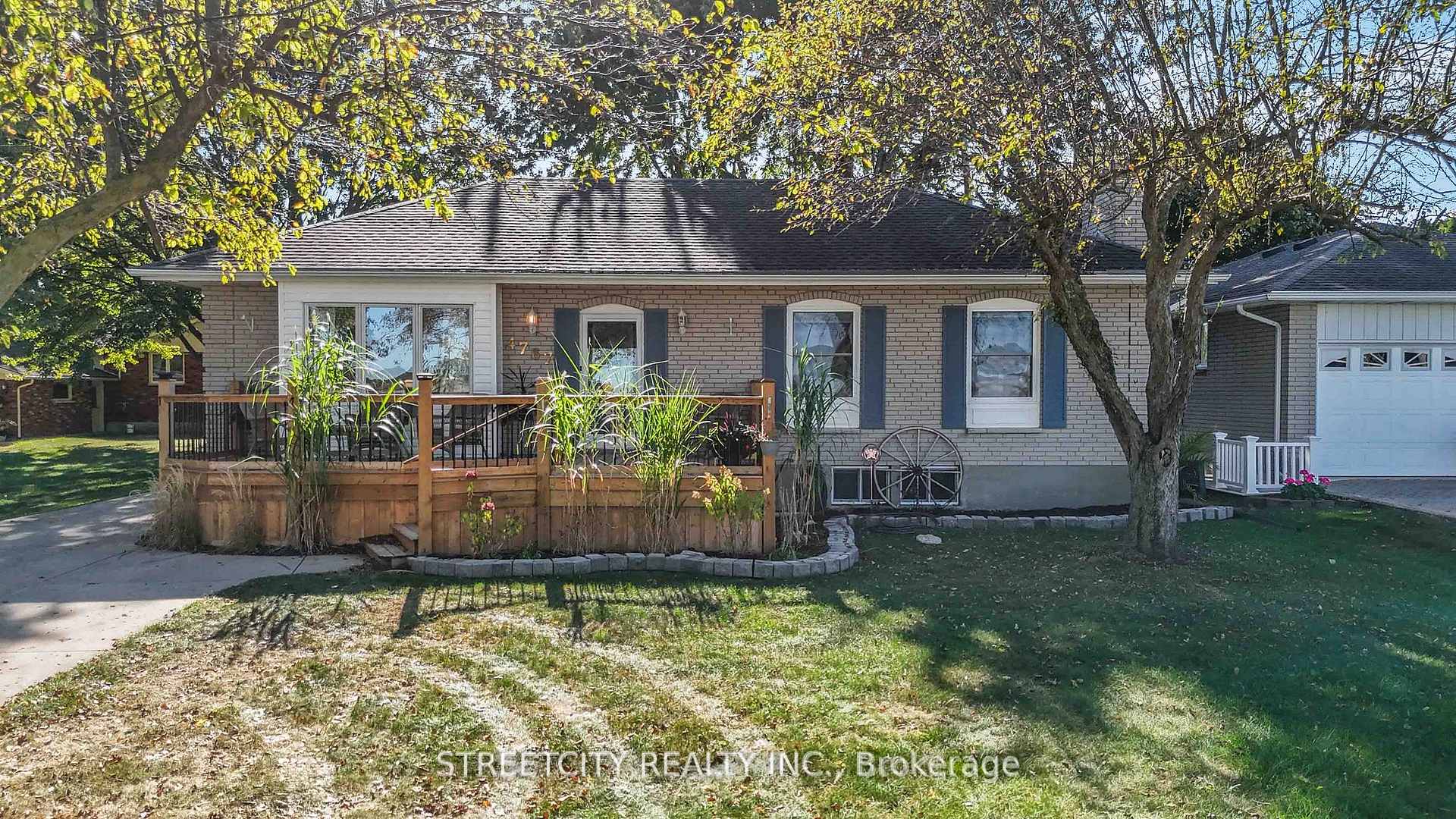 Front of 4767 St. Clair Parkway