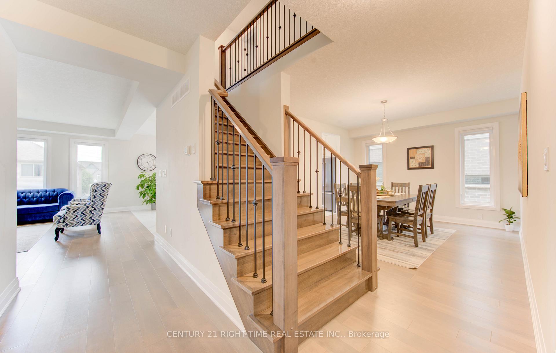 Photo 2 of 546 Bridgemill Crescent, Kitchener — HOMEH
