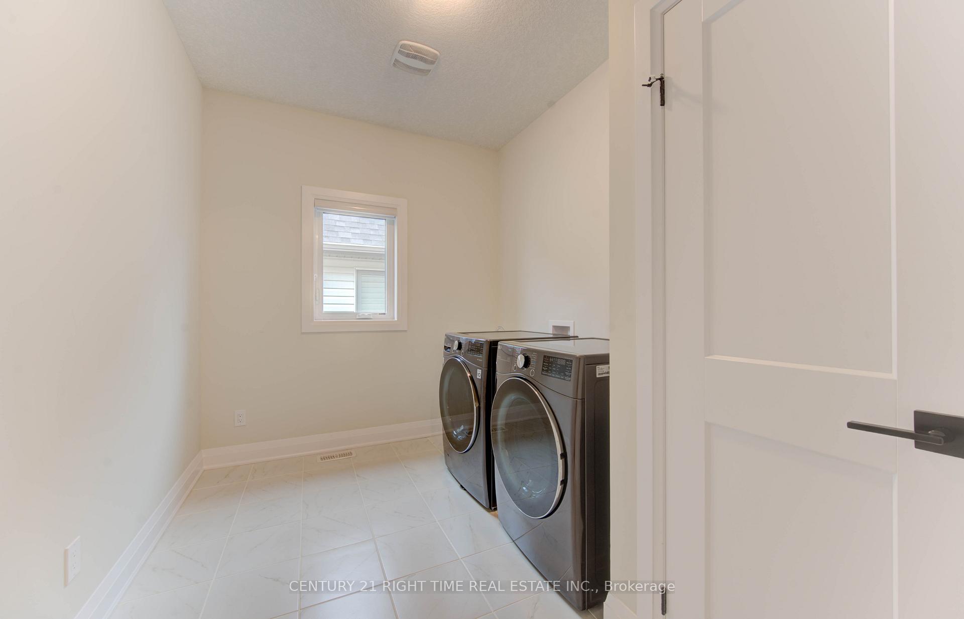 Photo 33 of 546 Bridgemill Crescent, Kitchener — HOMEH