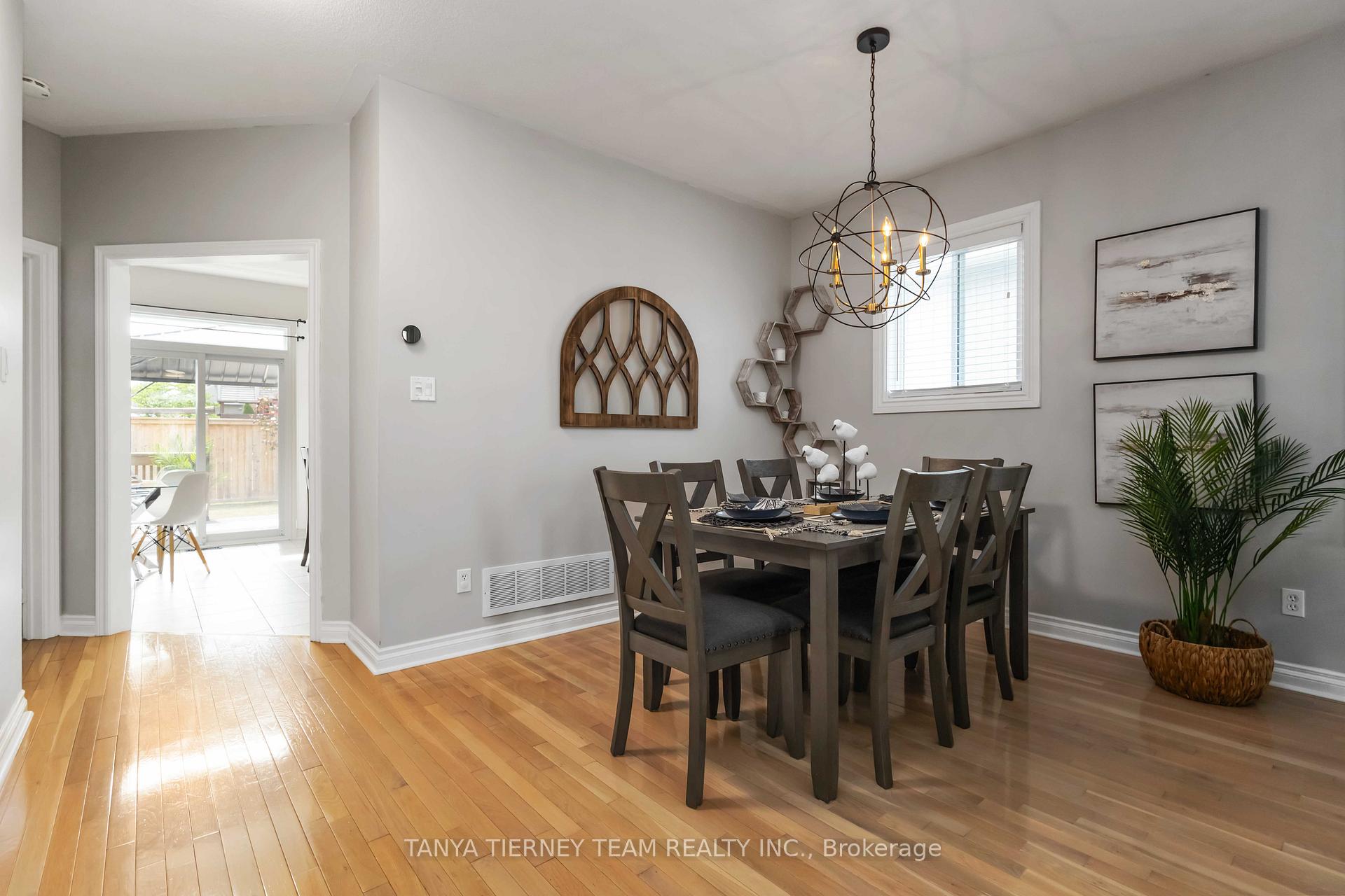 Photo 12 of 26 Wilshire Drive, Whitby, Brooklin — HOMEH
