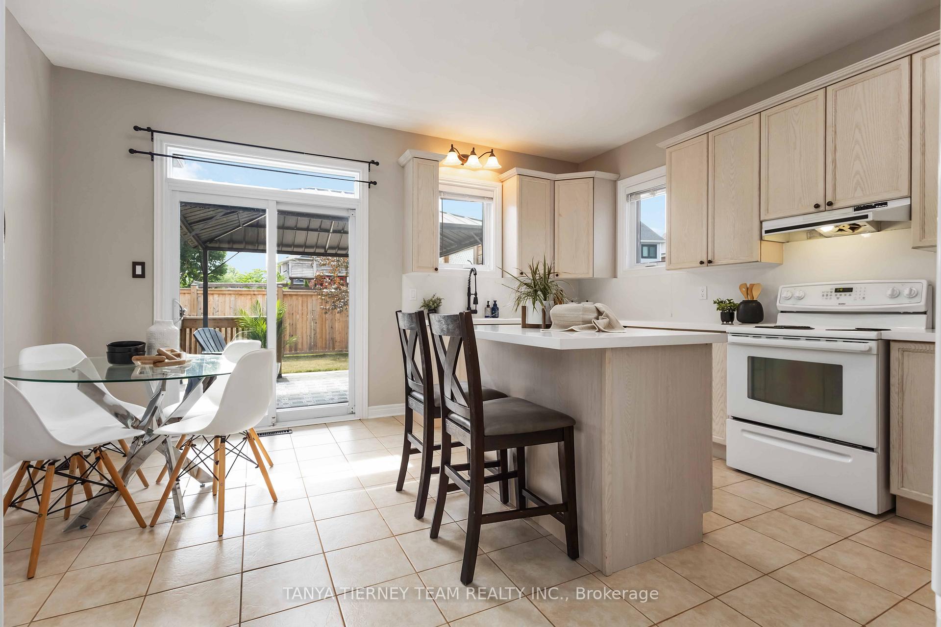 Photo 17 of 26 Wilshire Drive, Whitby, Brooklin — HOMEH