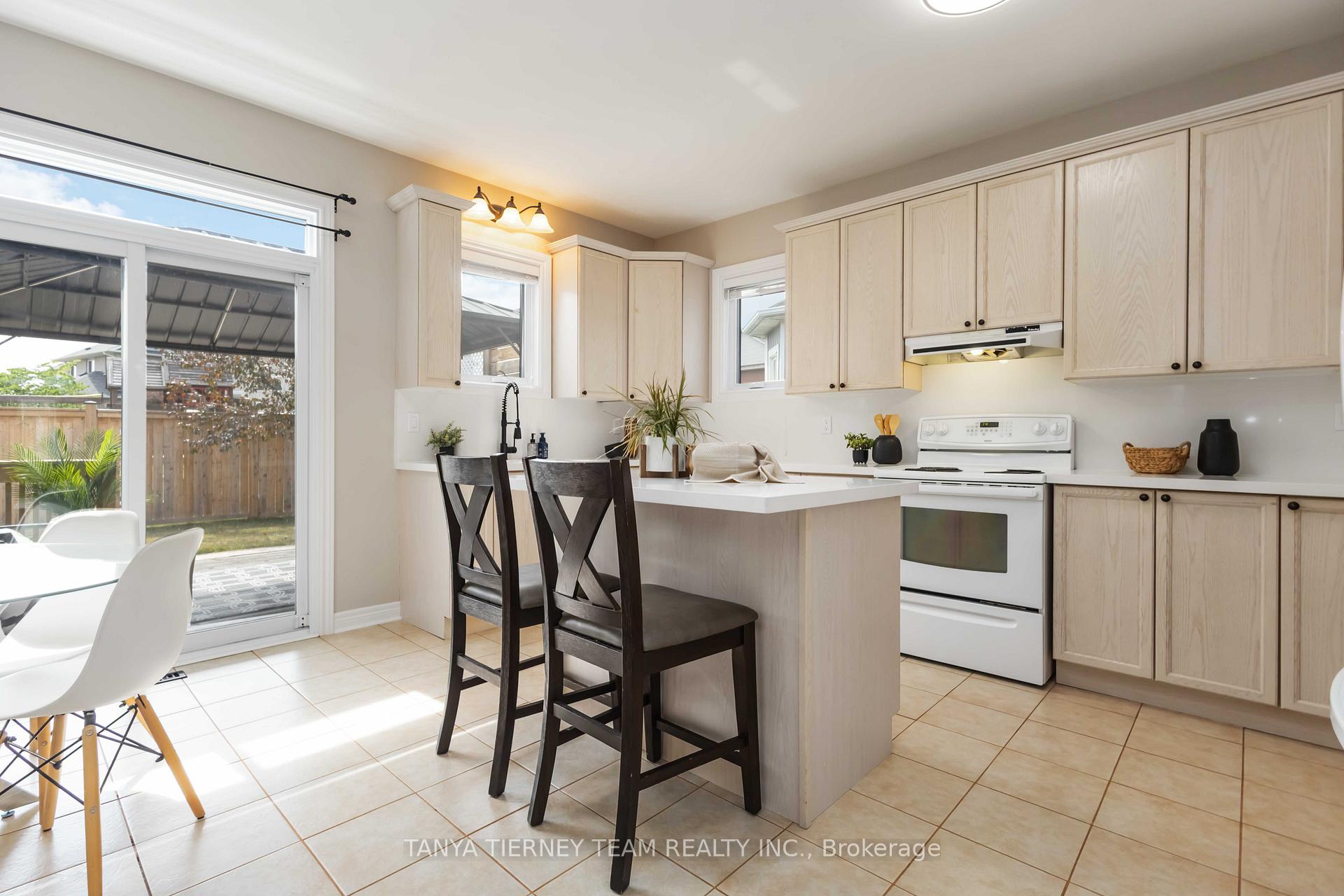 Photo 13 of 26 Wilshire Drive, Whitby, Brooklin — HOMEH