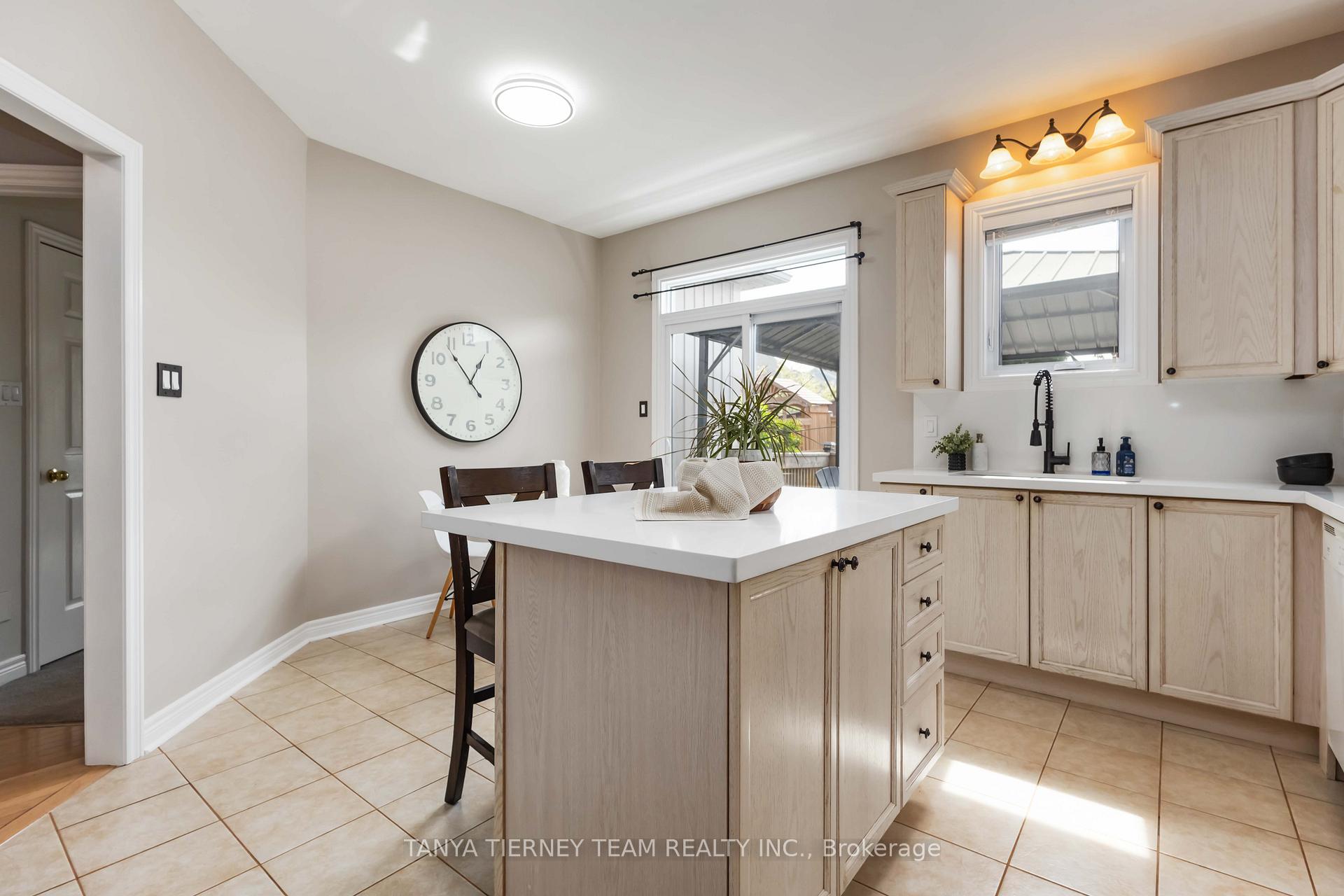 Photo 8 of 26 Wilshire Drive, Whitby, Brooklin — HOMEH