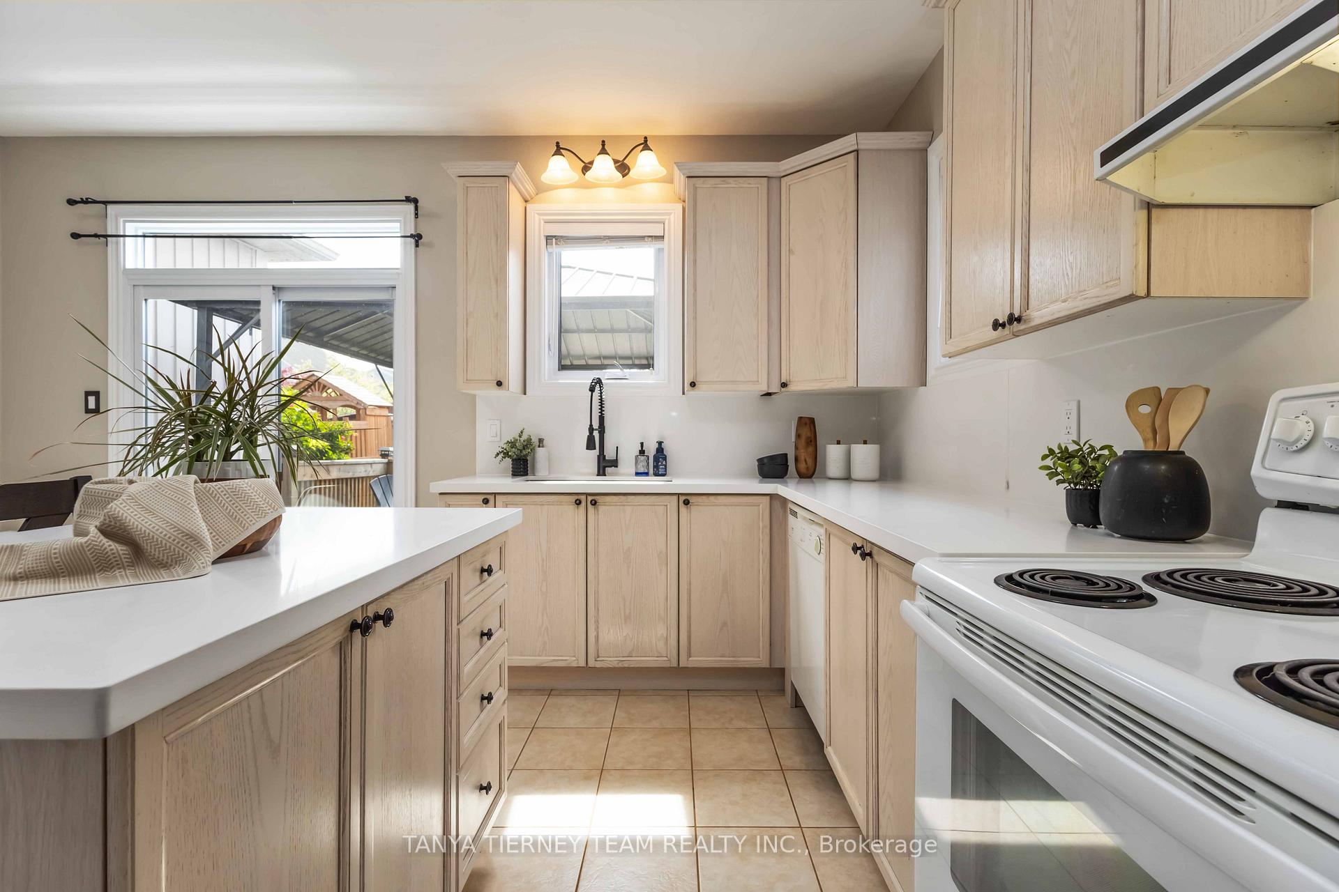 Photo 22 of 26 Wilshire Drive, Whitby, Brooklin — HOMEH