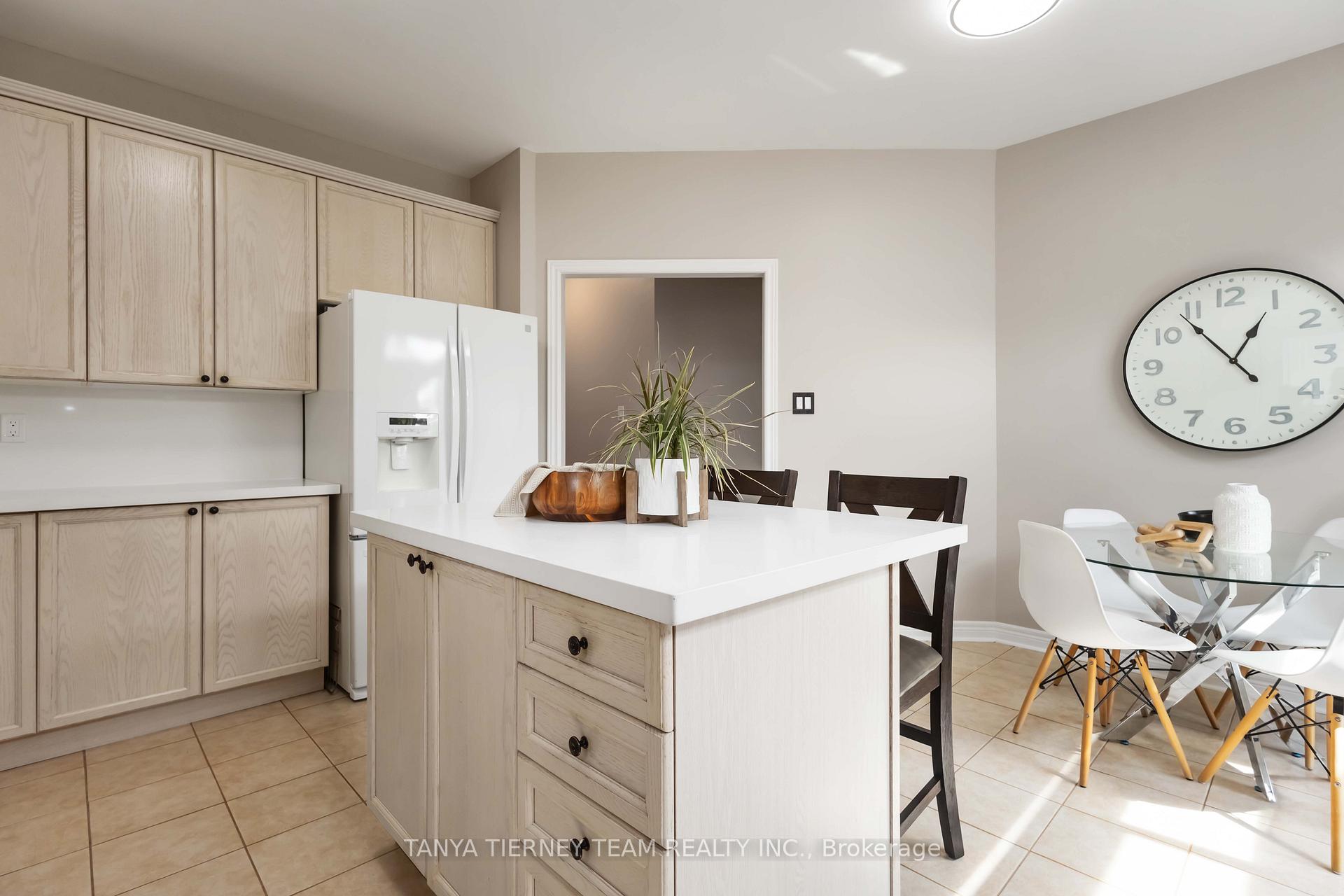 Photo 10 of 26 Wilshire Drive, Whitby, Brooklin — HOMEH