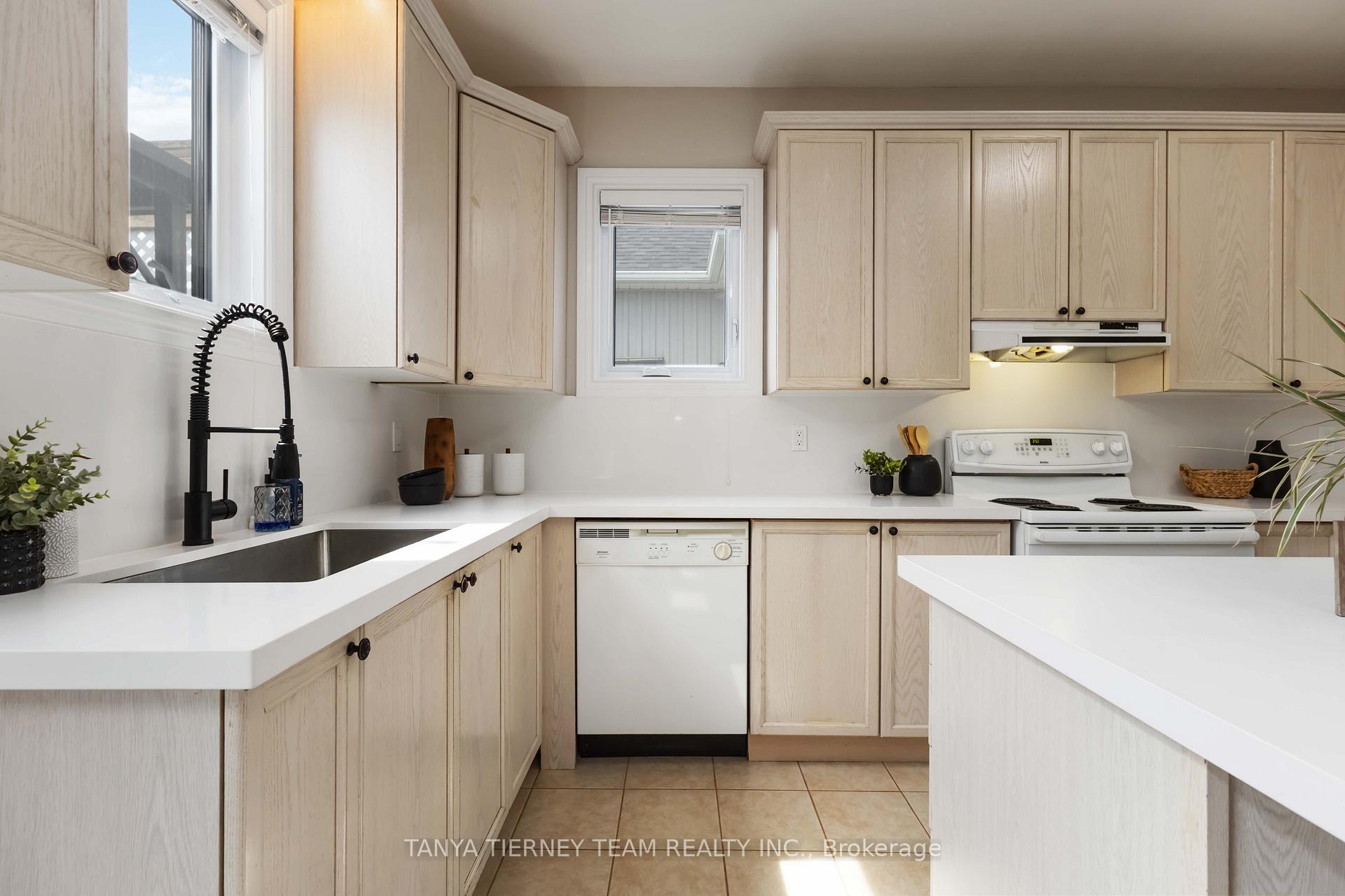 Photo 14 of 26 Wilshire Drive, Whitby, Brooklin — HOMEH