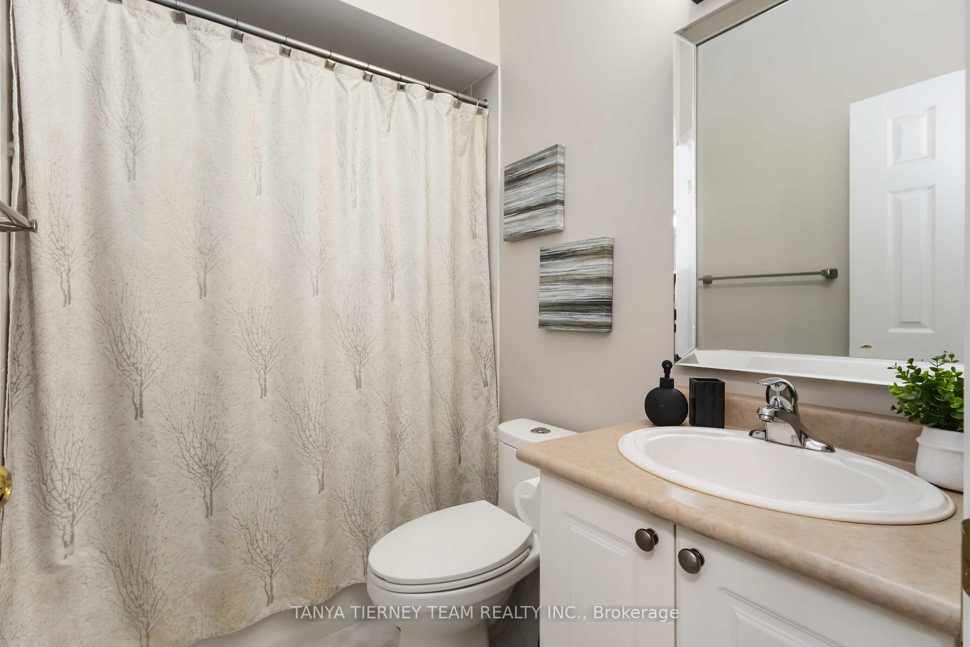 Photo 16 of 26 Wilshire Drive, Whitby, Brooklin — HOMEH