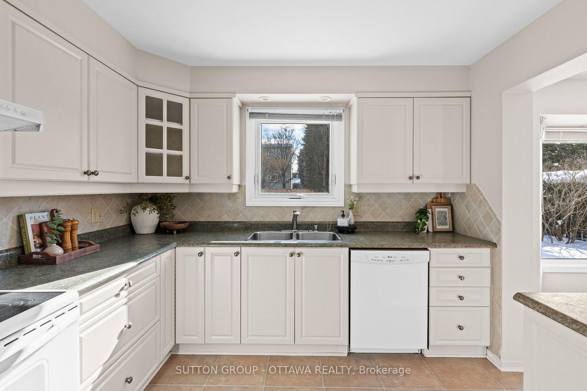 Photo 5 of 908 Chaleur Way, Ottawa, Convent Glen — HOMEH