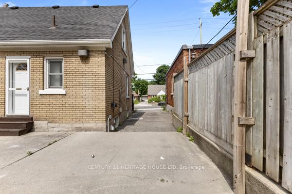 Photo 2 of 181 Highland Road E, Kitchener — HOMEH