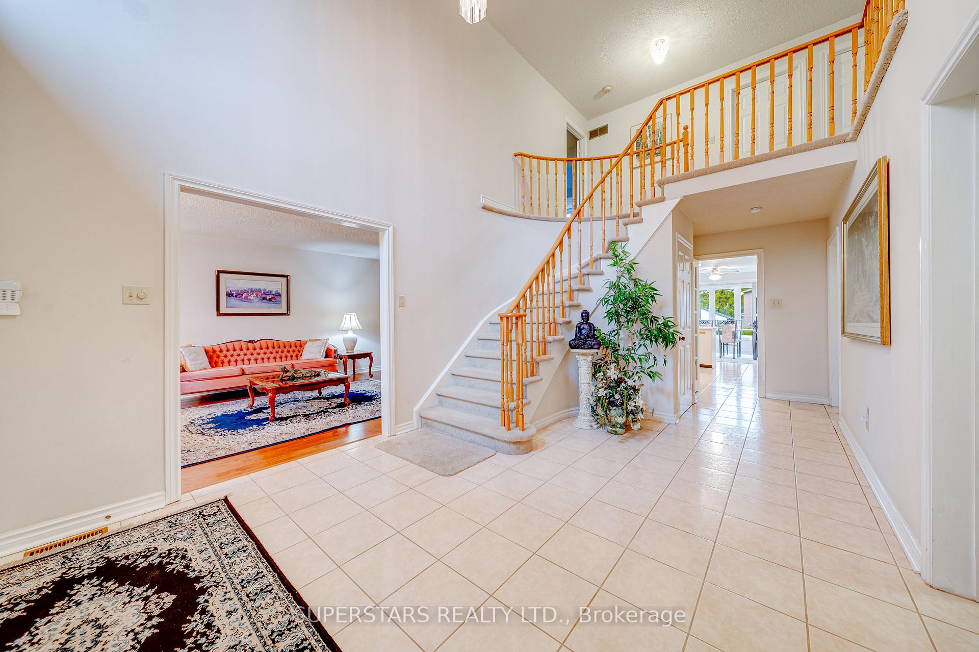Photo 3 of 17 Hillcroft Drive, Markham, Milliken Mills East — HOMEH
