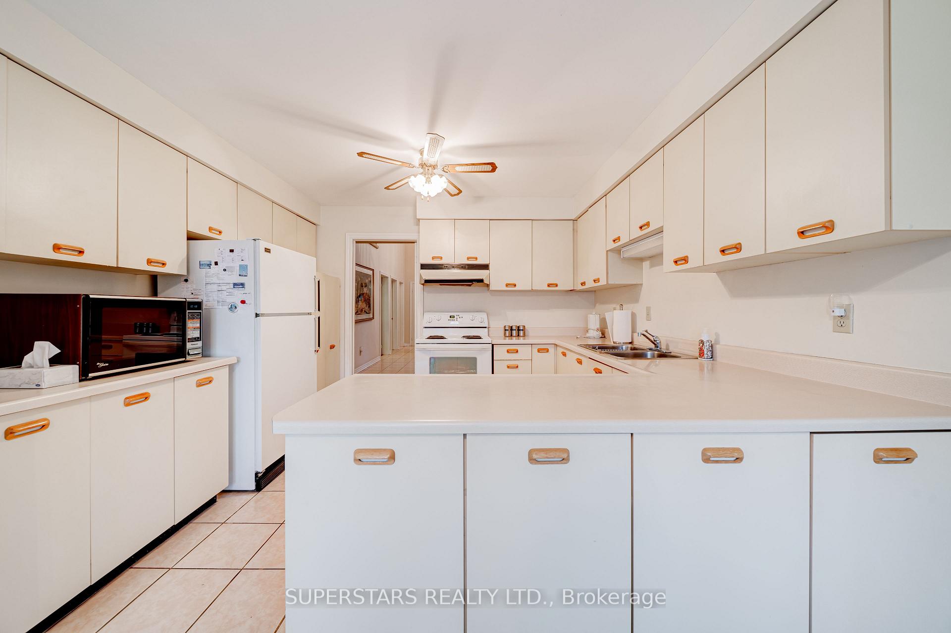 Photo 4 of 17 Hillcroft Drive, Markham, Milliken Mills East — HOMEH