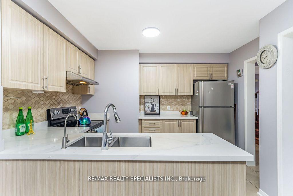 Photo 13 of 64 Botavia Downs Drive, Brampton, Fletcher's Meadow — HOMEH