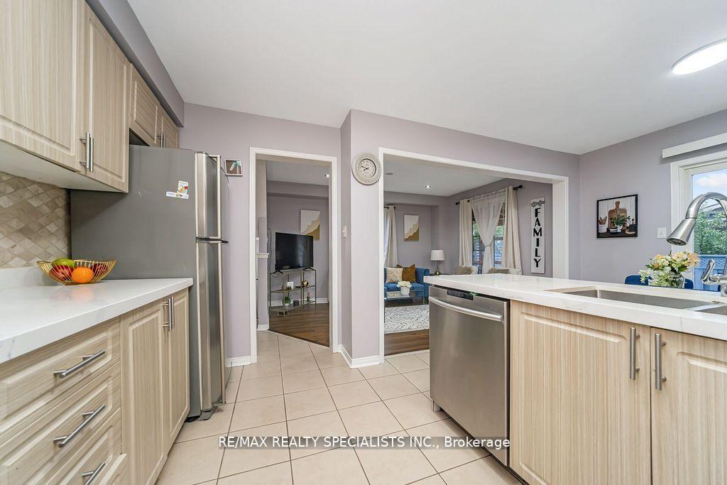 Photo 15 of 64 Botavia Downs Drive, Brampton, Fletcher's Meadow — HOMEH