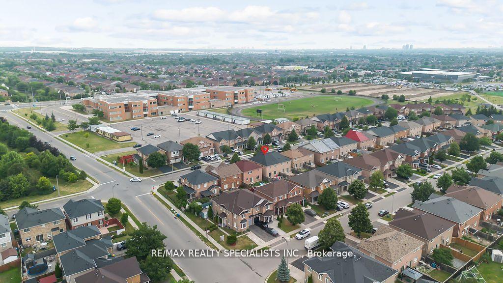 Photo 32 of 64 Botavia Downs Drive, Brampton, Fletcher's Meadow — HOMEH