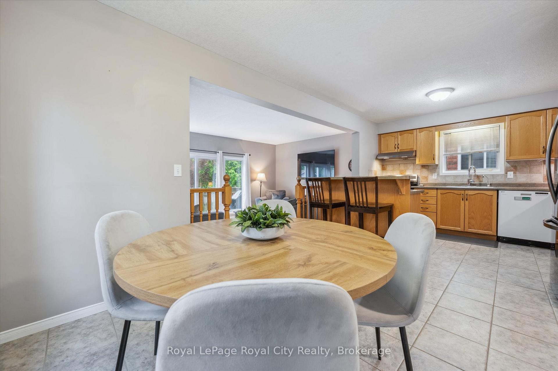 Photo 12 of 93 Doyle Drive, Guelph, Clairfields/Hanlon Business Park — HOMEH