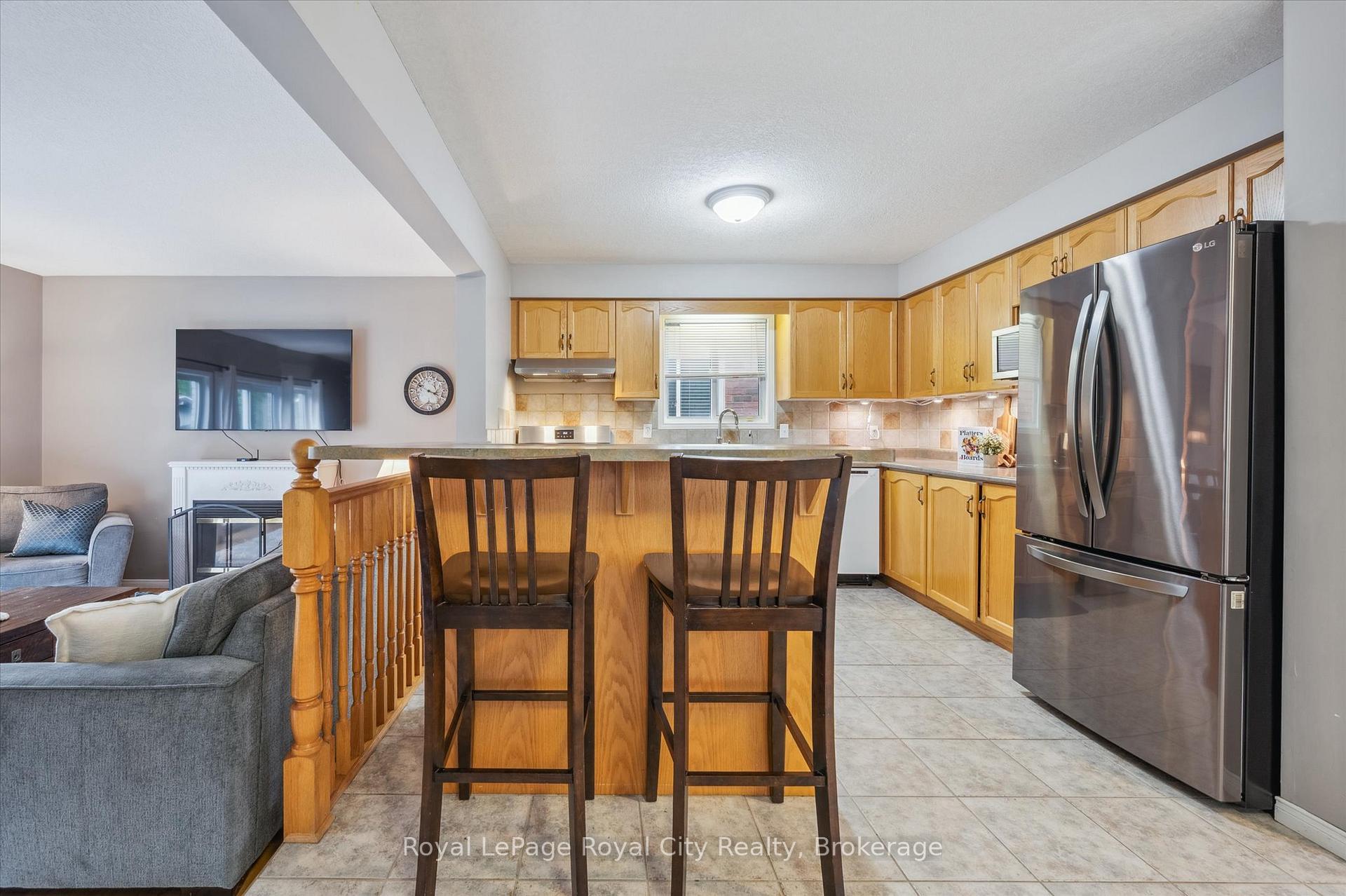 Photo 13 of 93 Doyle Drive, Guelph, Clairfields/Hanlon Business Park — HOMEH