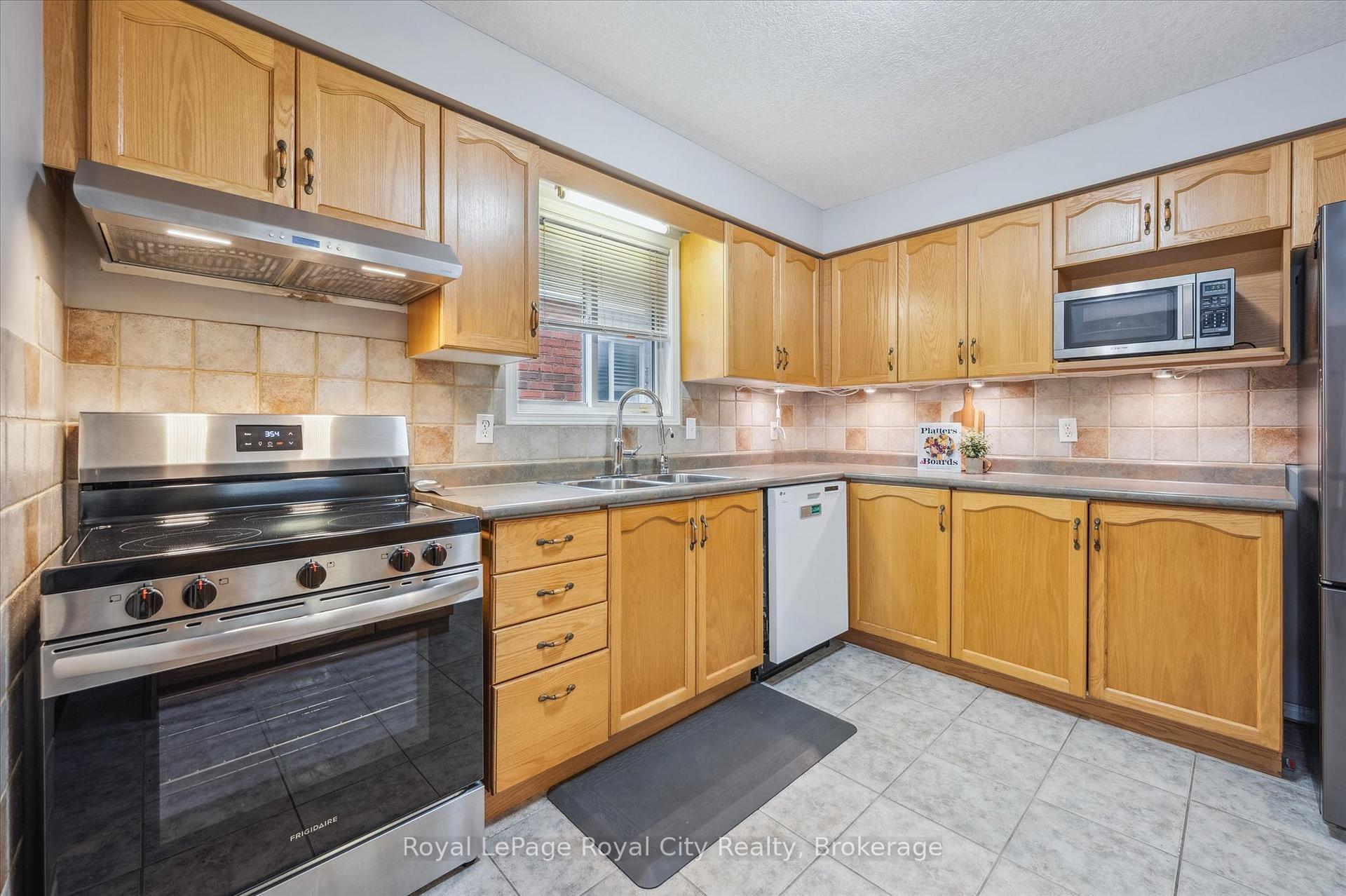 Photo 15 of 93 Doyle Drive, Guelph, Clairfields/Hanlon Business Park — HOMEH