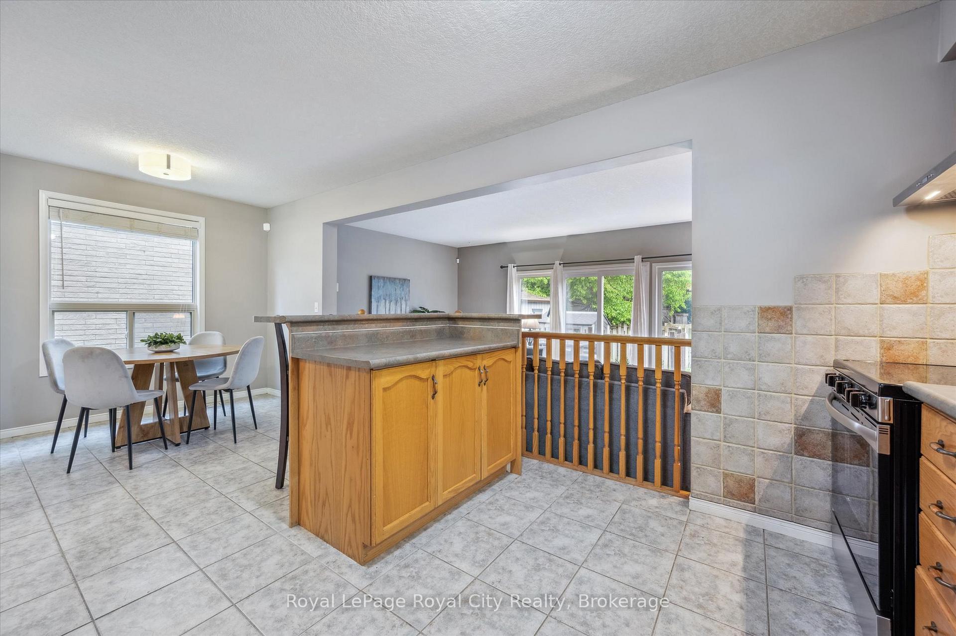 Photo 16 of 93 Doyle Drive, Guelph, Clairfields/Hanlon Business Park — HOMEH