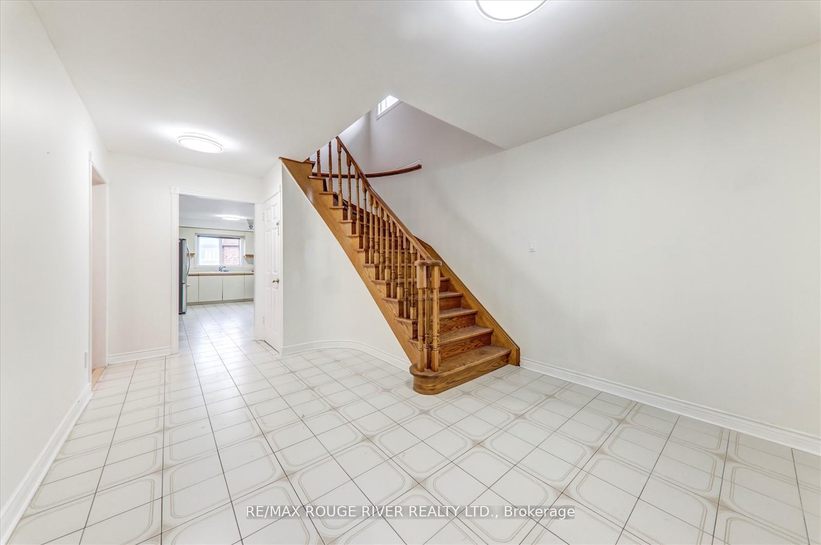 Photo 4 of 23 Jackman Crescent, Vaughan, West Woodbridge — HOMEH