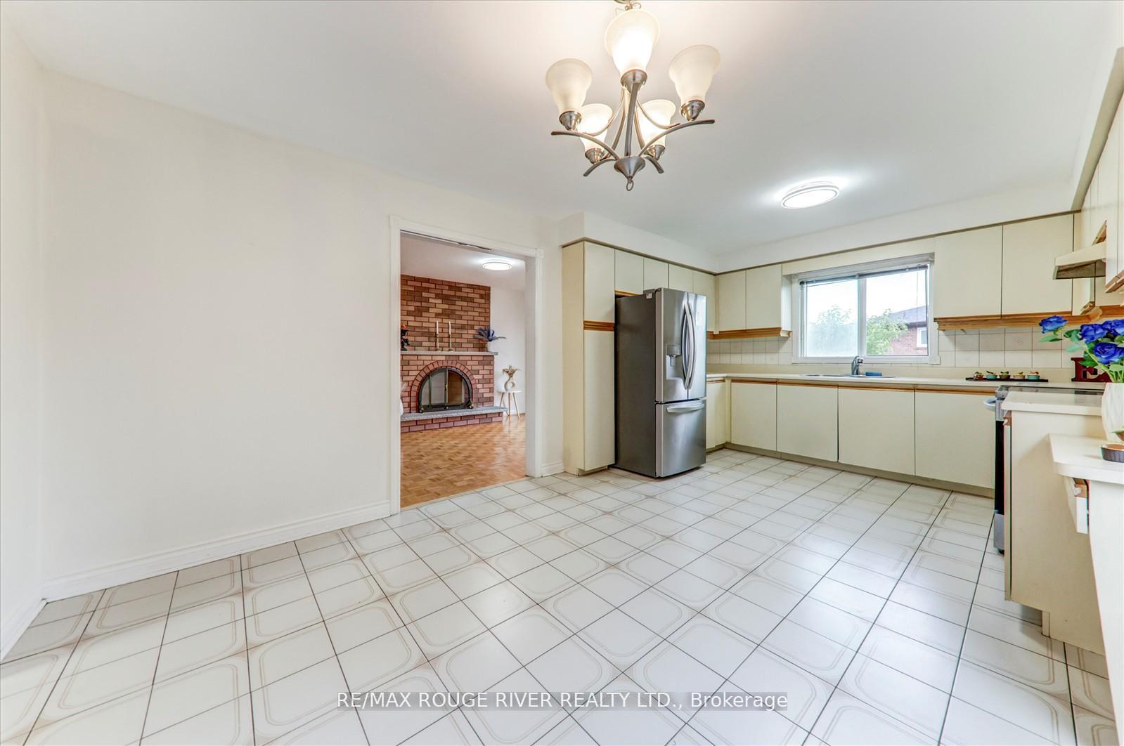 Photo 8 of 23 Jackman Crescent, Vaughan, West Woodbridge — HOMEH