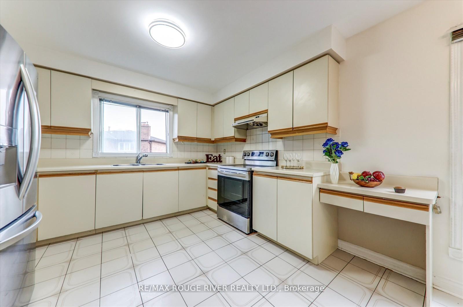 Photo 3 of 23 Jackman Crescent, Vaughan, West Woodbridge — HOMEH