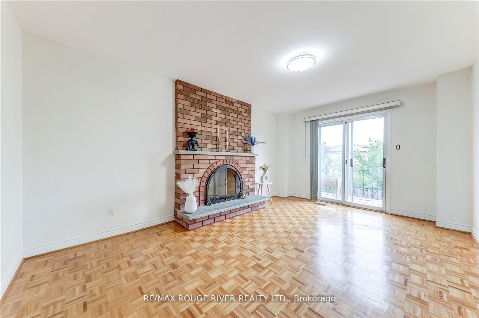 Photo 2 of 23 Jackman Crescent, Vaughan, West Woodbridge — HOMEH