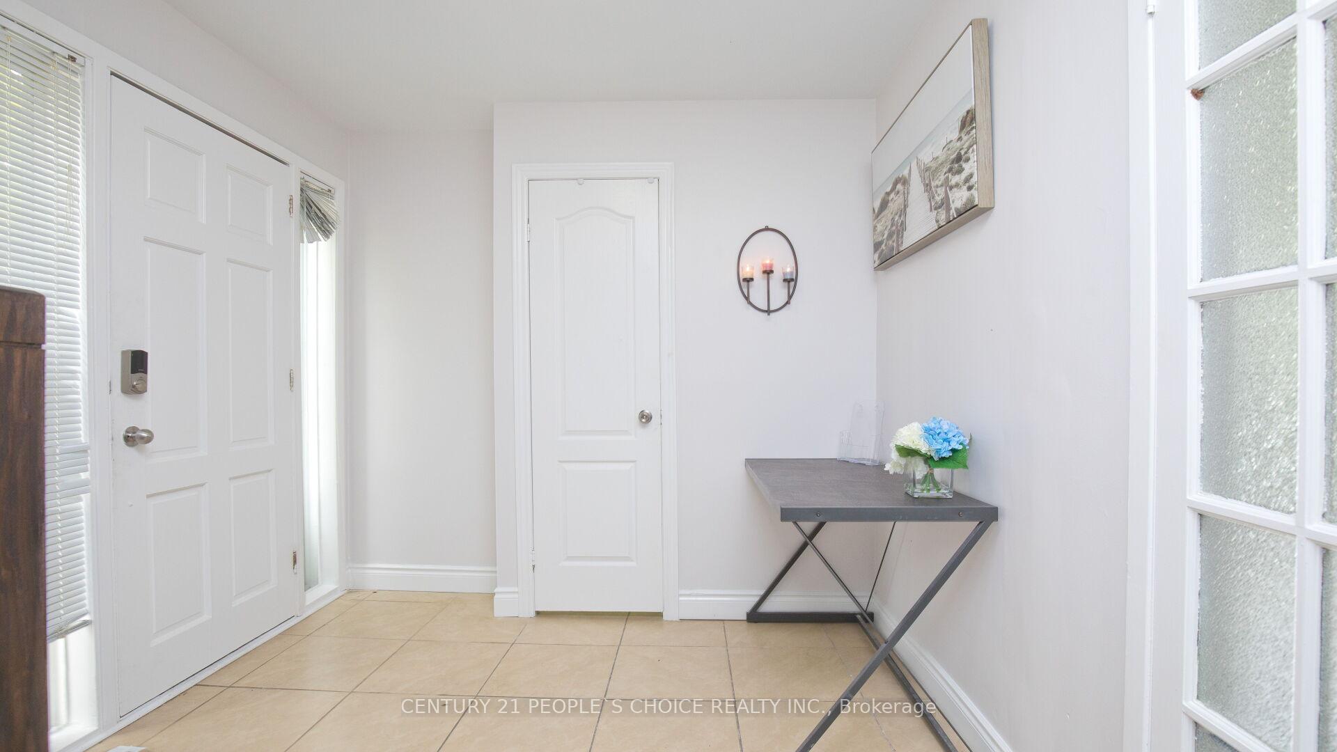 Photo 5 of 82 Davenport Crescent, Brampton, Southgate — HOMEH
