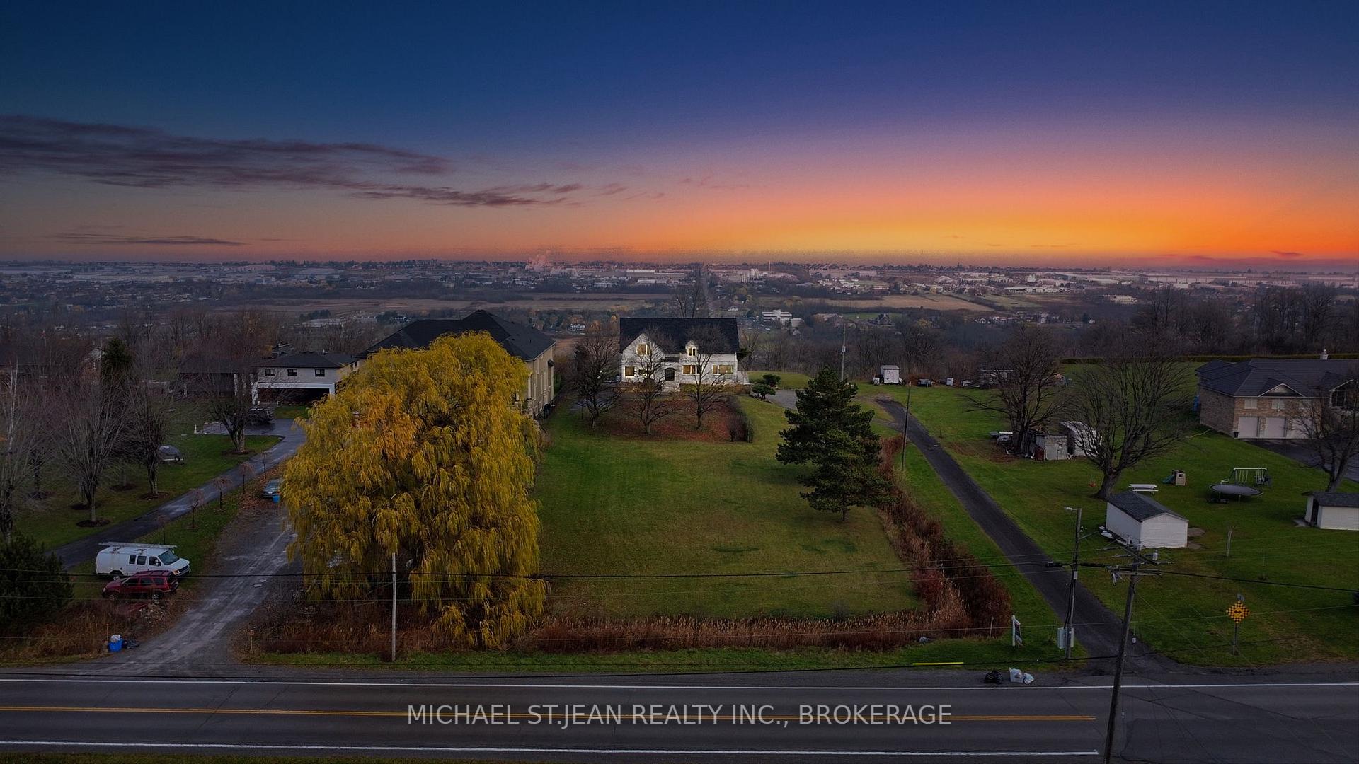 Photo 2 of 827 Ridge Road, Hamilton, Stoney Creek — HOMEH