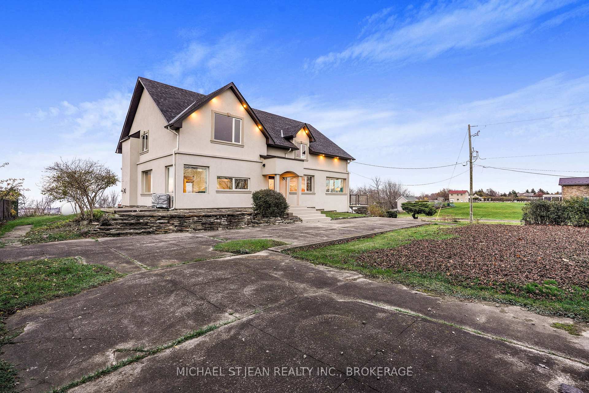 Photo 3 of 827 Ridge Road, Hamilton, Stoney Creek — HOMEH