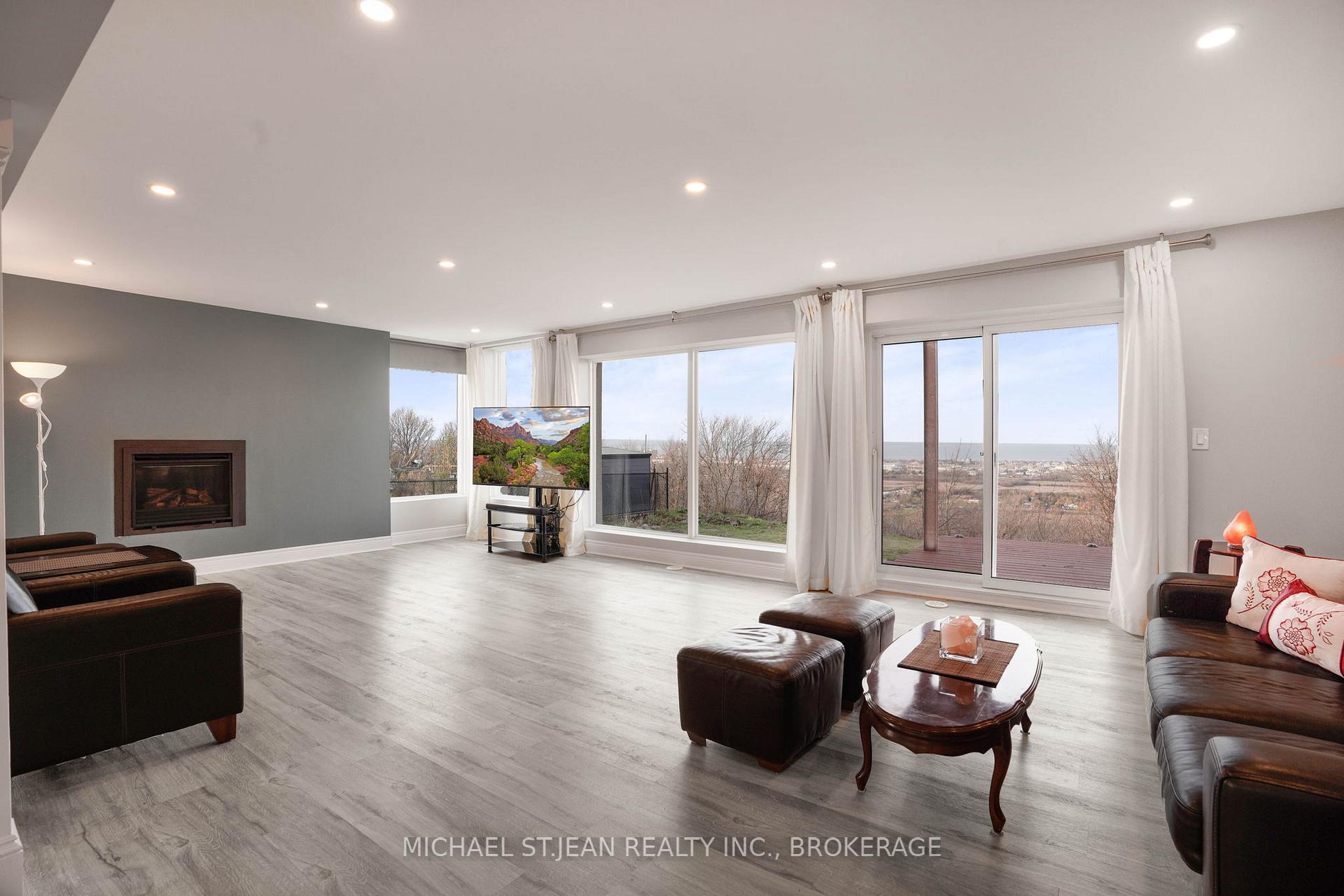 Photo 10 of 827 Ridge Road, Hamilton, Stoney Creek — HOMEH