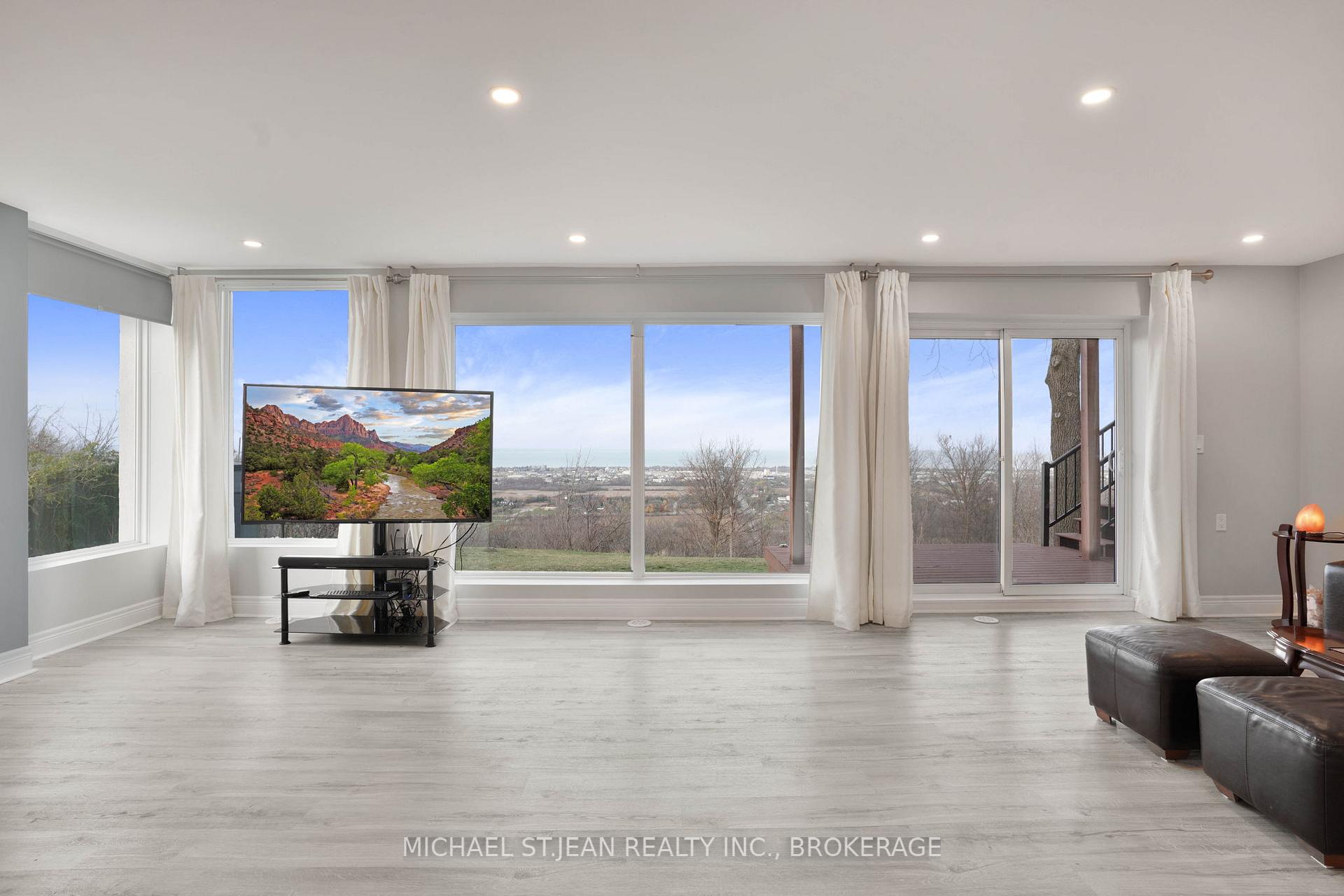 Photo 14 of 827 Ridge Road, Hamilton, Stoney Creek — HOMEH