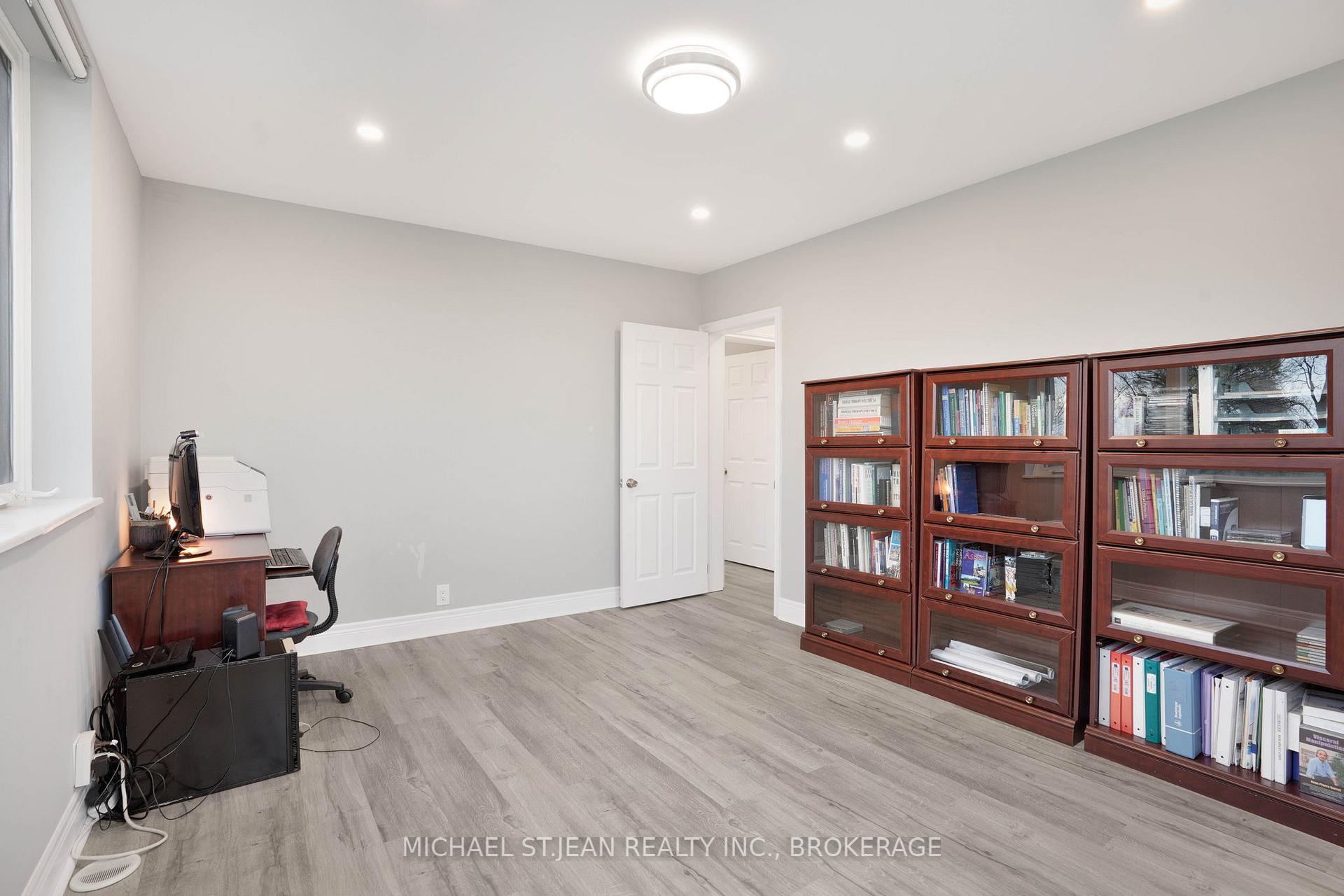 Photo 9 of 827 Ridge Road, Hamilton, Stoney Creek — HOMEH
