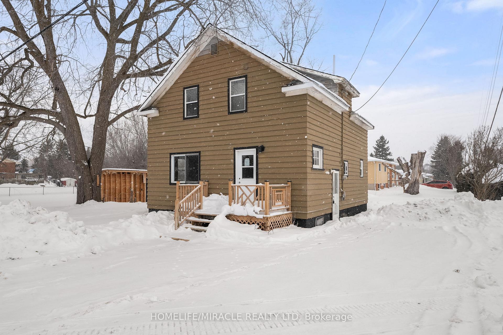 Front of 355 Lakeland Crescent