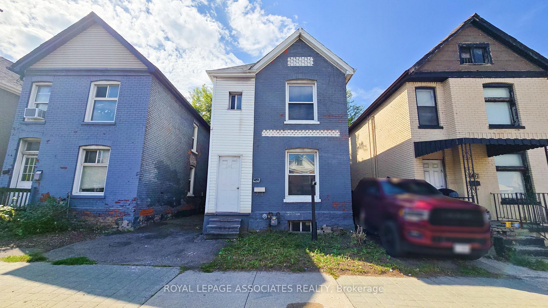 Front of 455 Main Street W