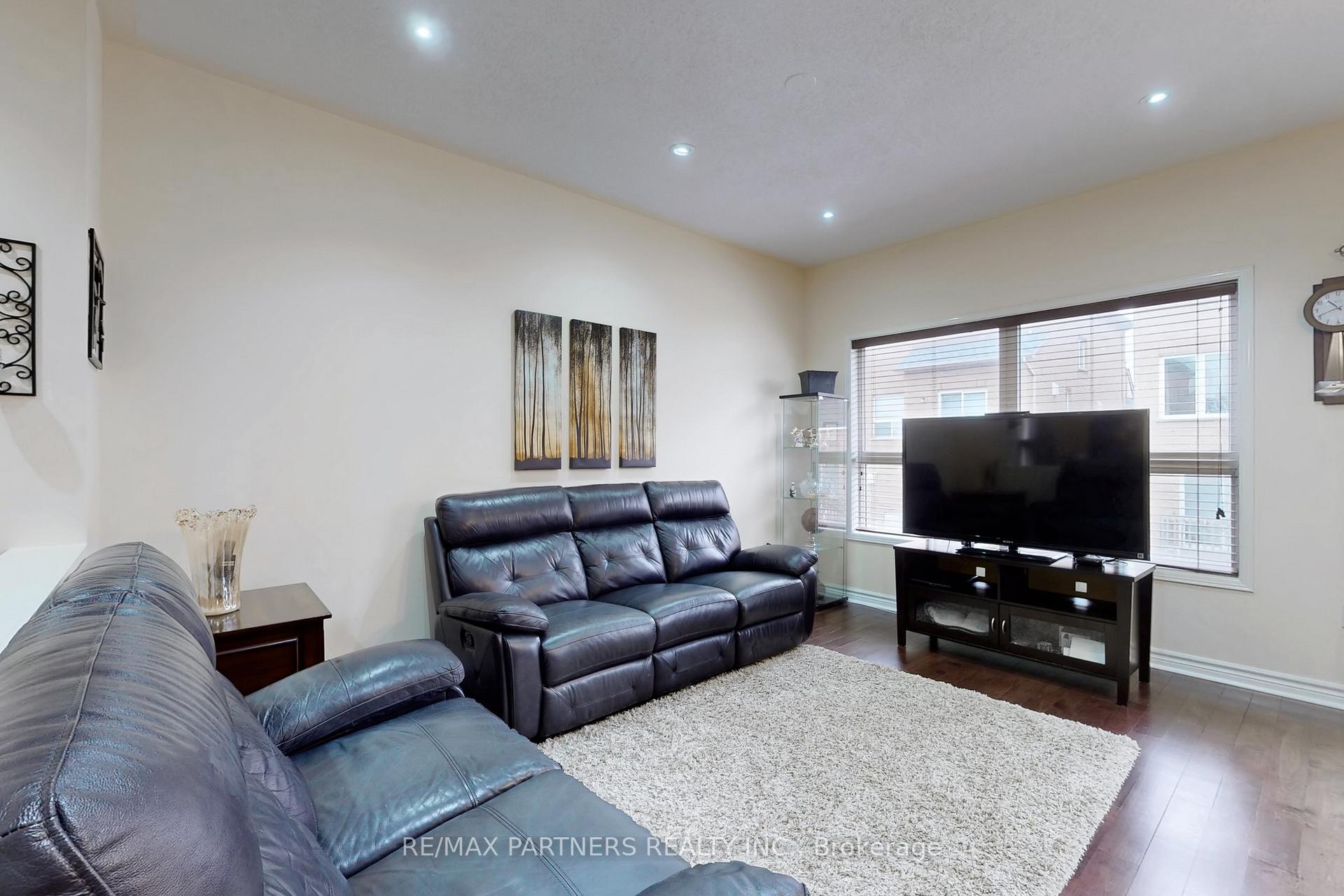 Photo 8 of 17 Henrietta Street, Markham, Berczy — HOMEH