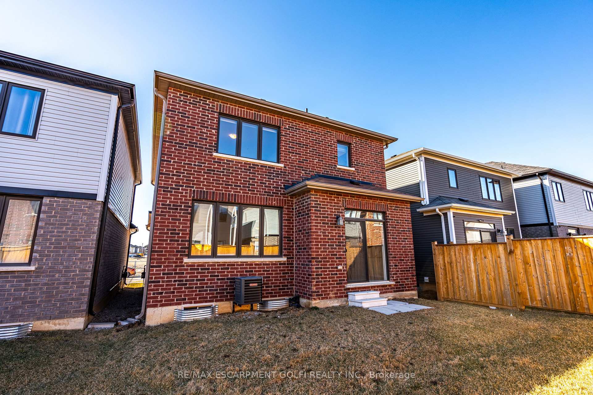 Photo 40 of 14 Whithorn Crescent, Haldimand — HOMEH