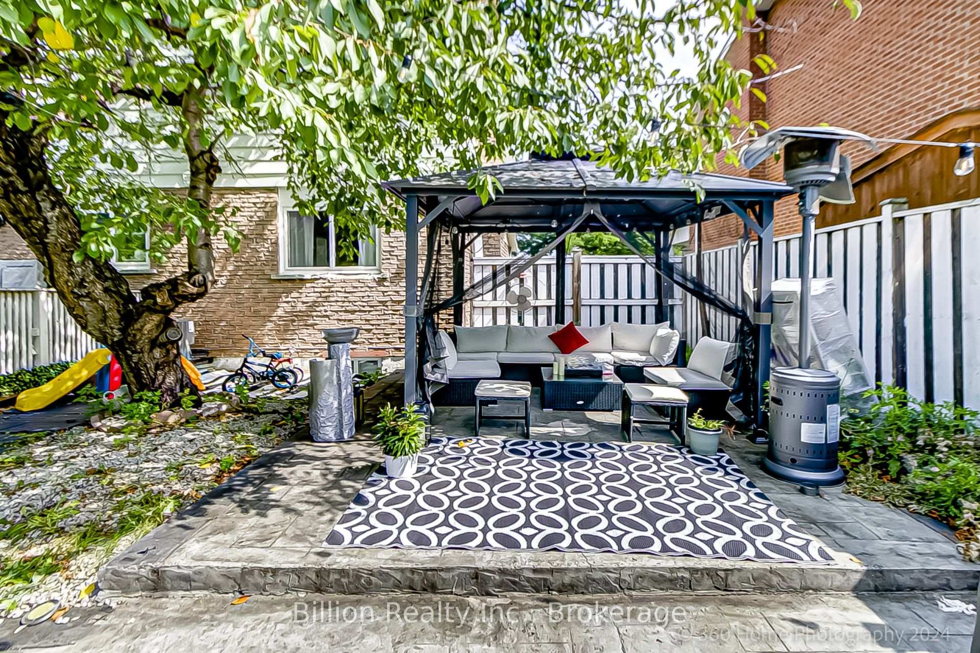 Photo 18 of 257 Centre Street N, Brampton, Brampton North — HOMEH