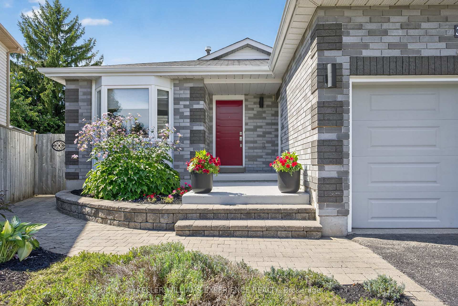 Photo 2 of 38 Assiniboine Drive, Barrie, Holly — HOMEH