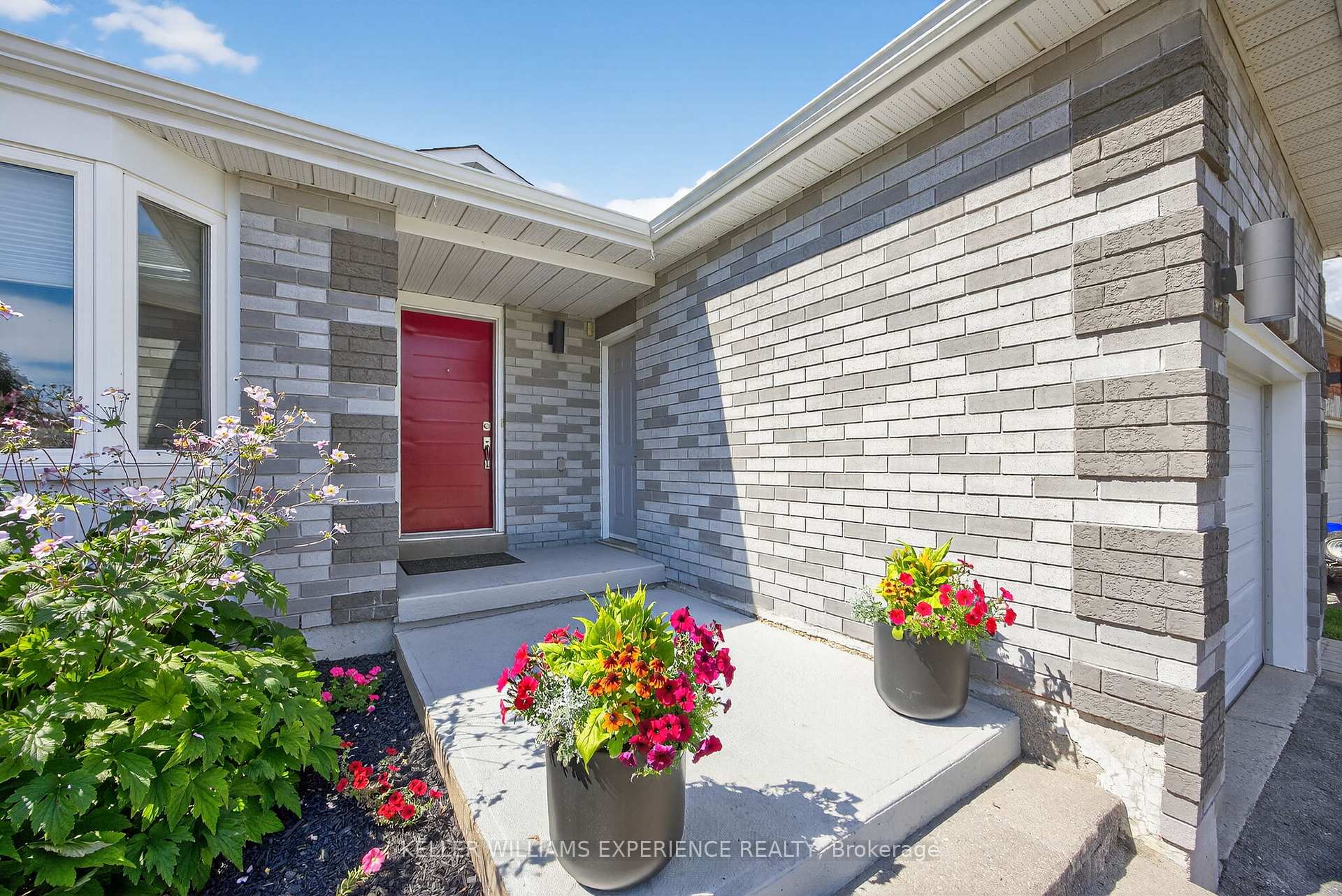 Photo 3 of 38 Assiniboine Drive, Barrie, Holly — HOMEH