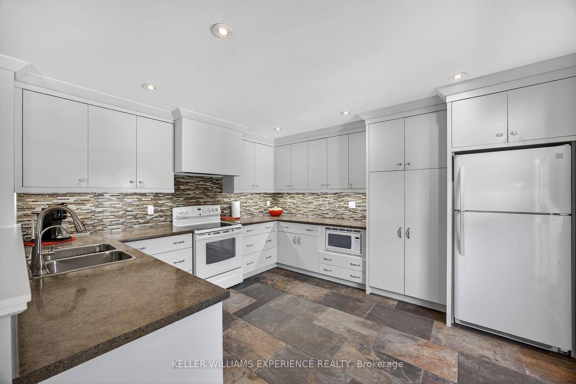 Photo 29 of 38 Assiniboine Drive, Barrie, Holly — HOMEH