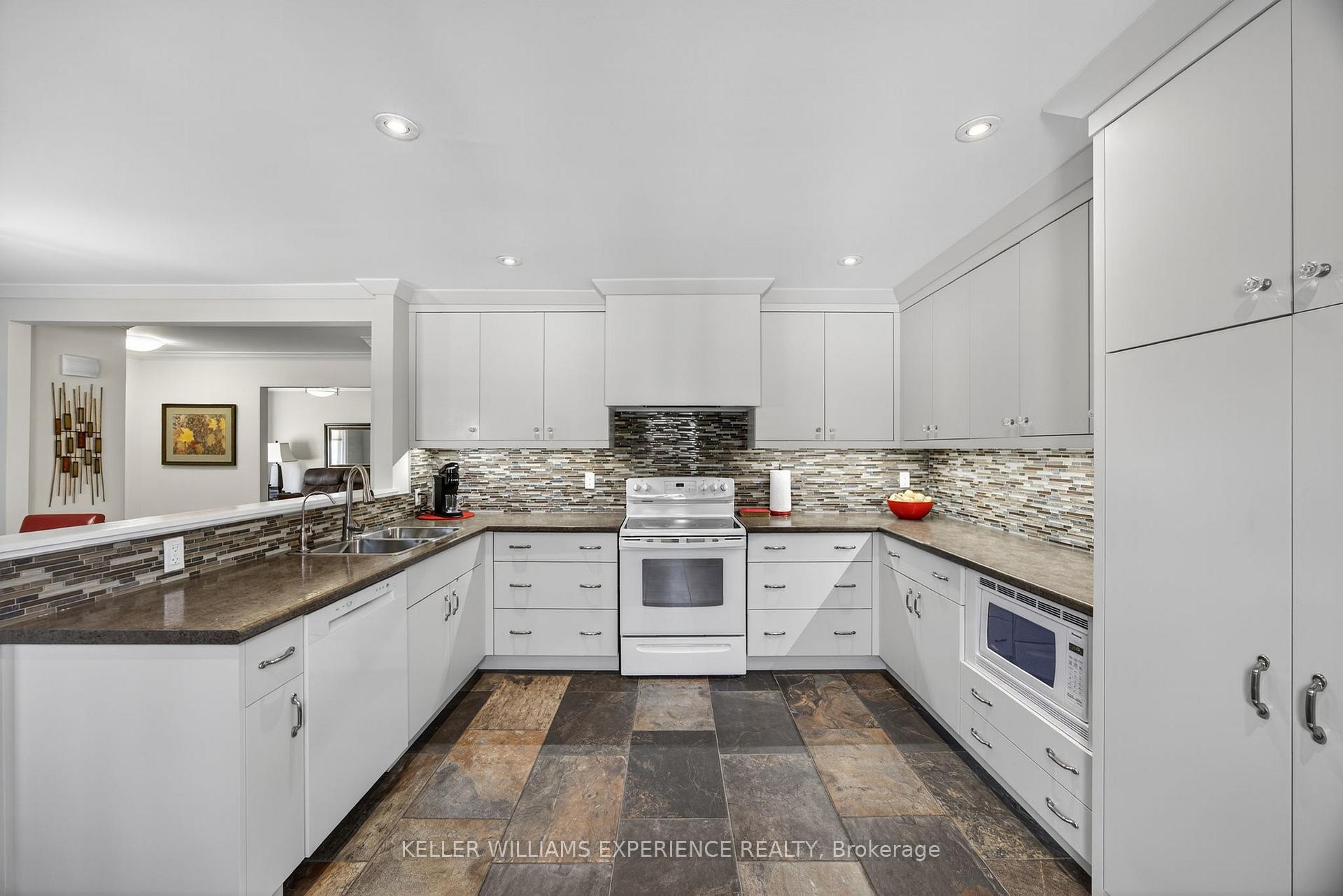 Photo 13 of 38 Assiniboine Drive, Barrie, Holly — HOMEH