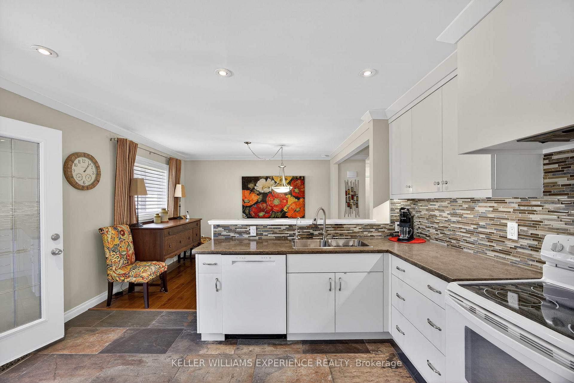 Photo 18 of 38 Assiniboine Drive, Barrie, Holly — HOMEH